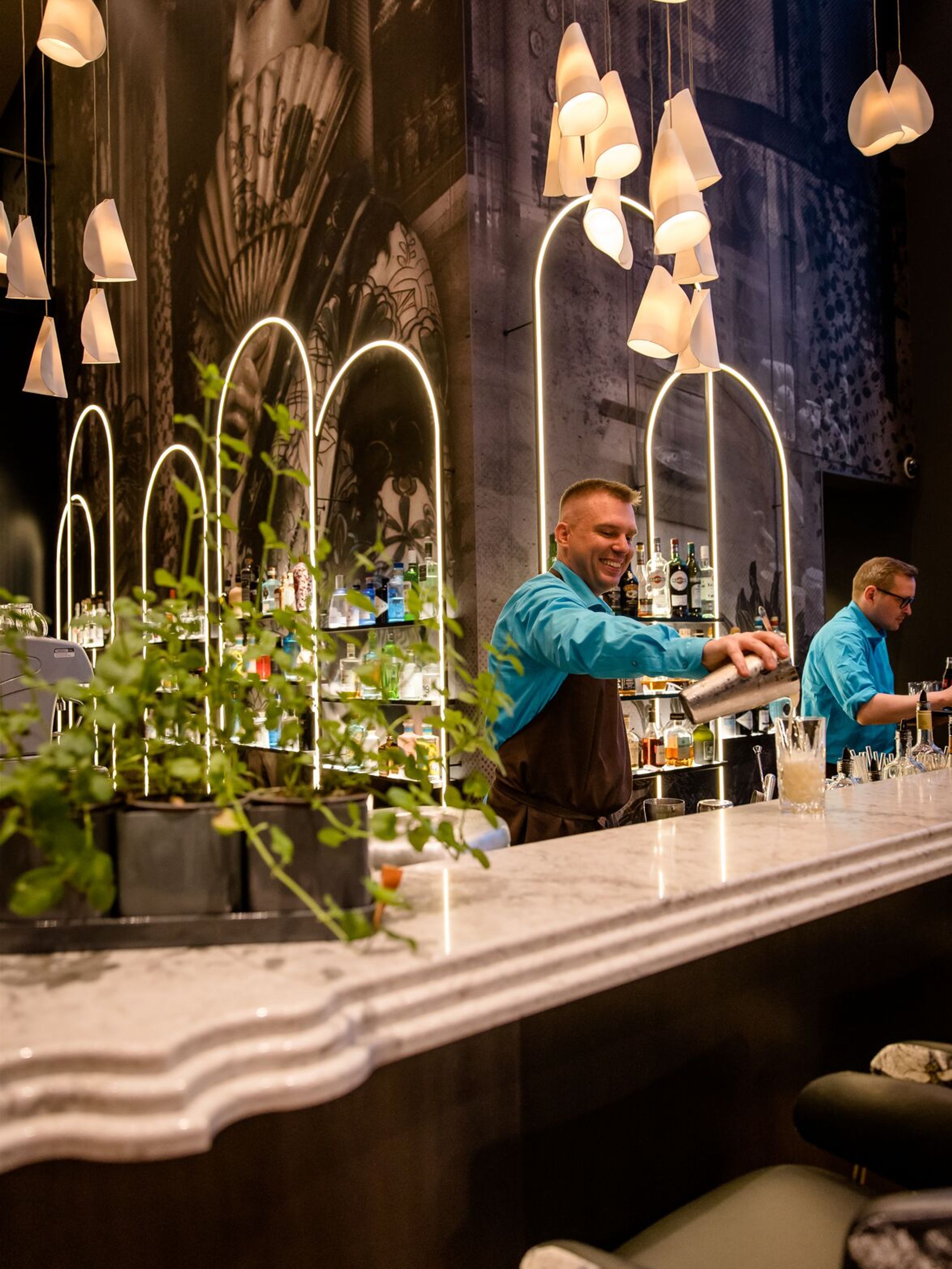 Hotel Dresden am Zwinger Motel One Bar mit zwei Barkeepern bei der Arbeit