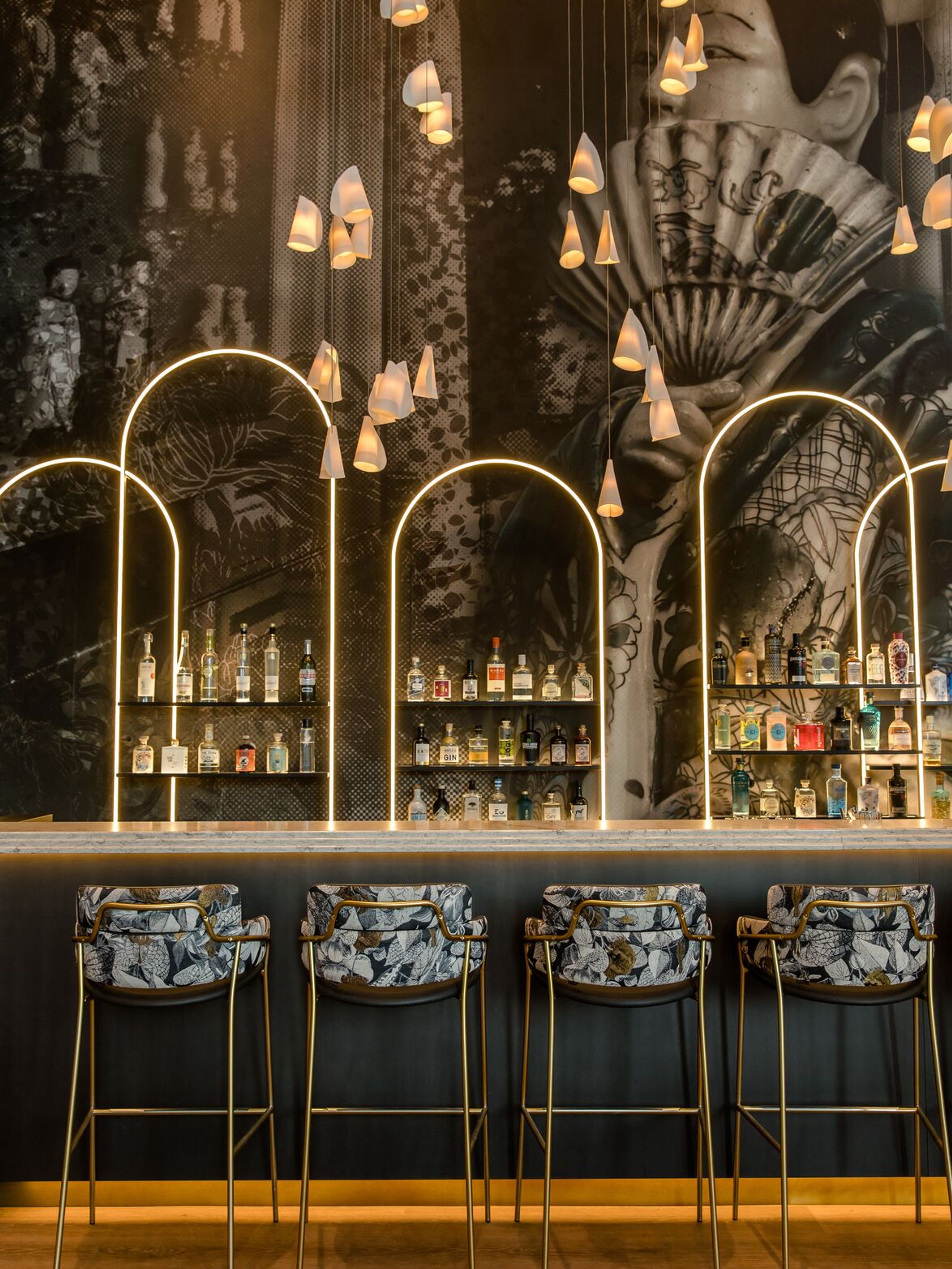Hotel Dresden am Zwinger Motel One Bar mit Barhockern