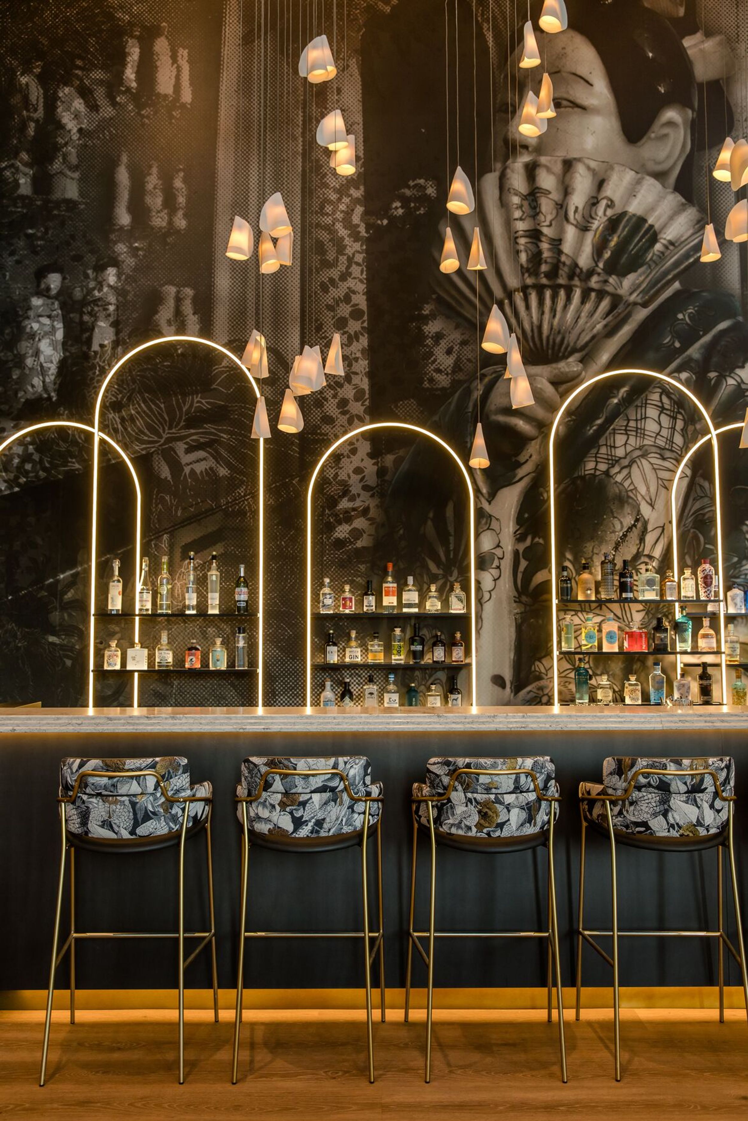 Hotel Dresden am Zwinger Motel One Bar mit Barhockern
