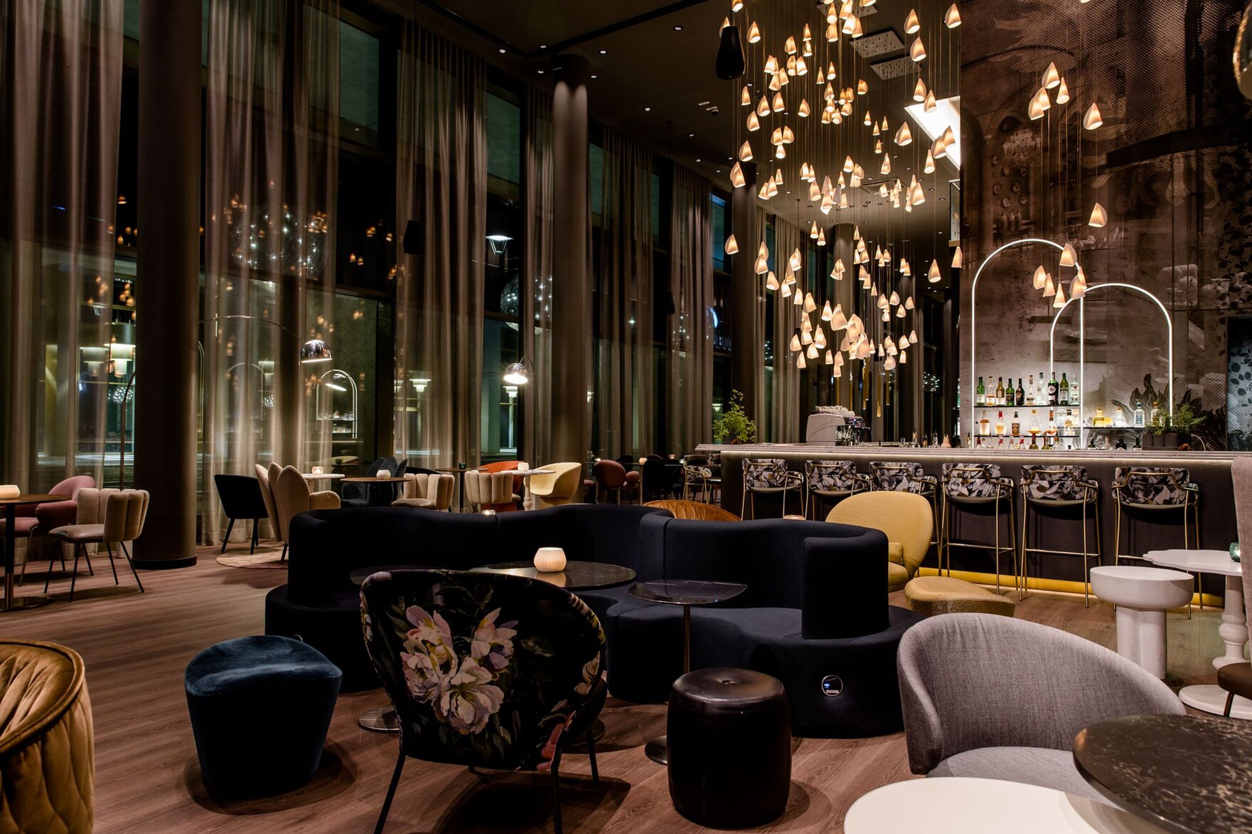 Hotel Dresden am Zwinger Motel One große Lounge mit mehreren Sitzgelegenheiten sowie Bar