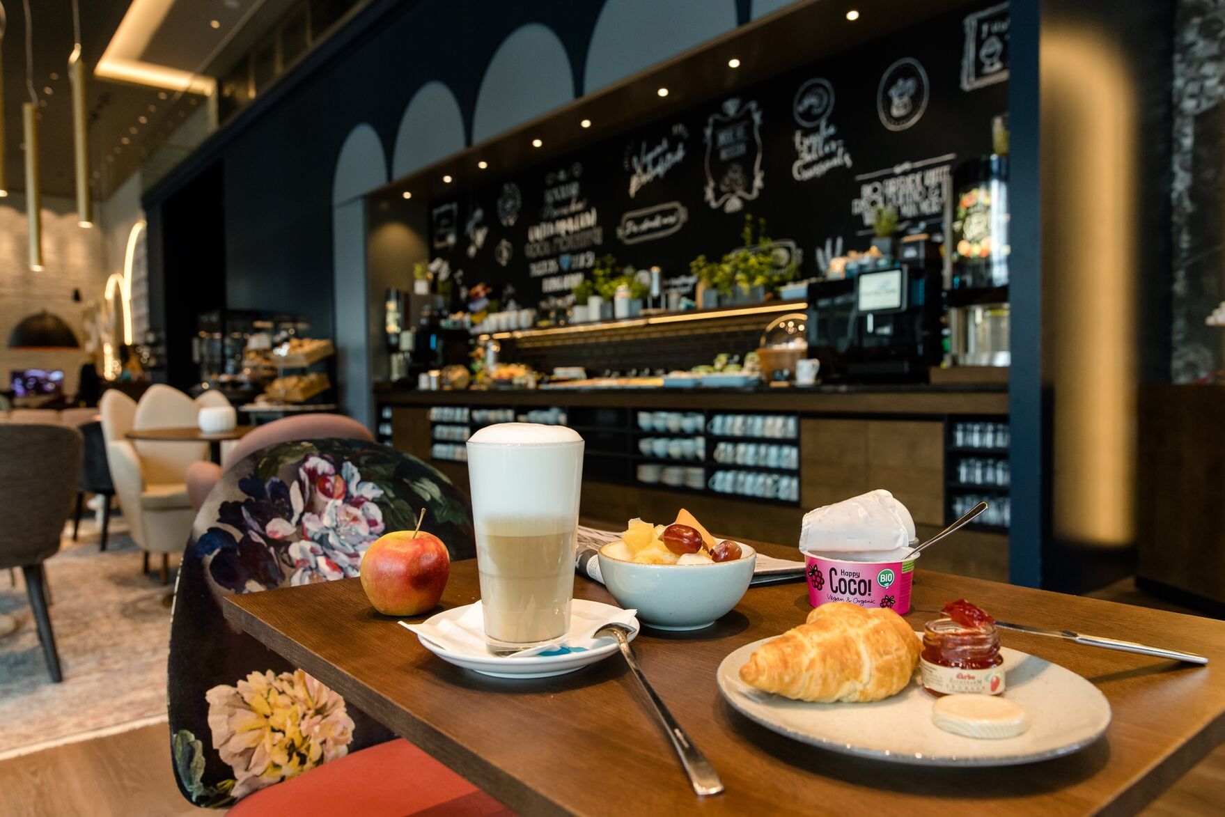 hotel Dresden am Zwinger Motel One Frühstücksraum mit Blick auf gedeckten Frühstückstisch sowie Buffet im Hintergrund