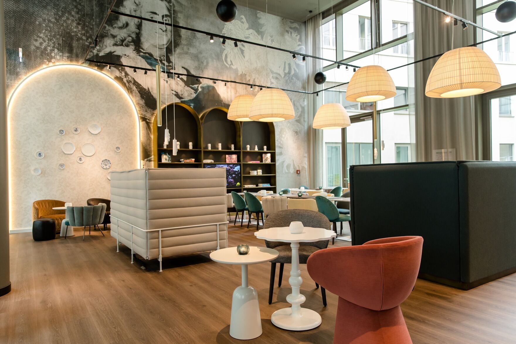 Designhotel Dresden am Zwinger Motel One lichtdurchflutete Lounge mit mehreren Sitzgelegenheiten