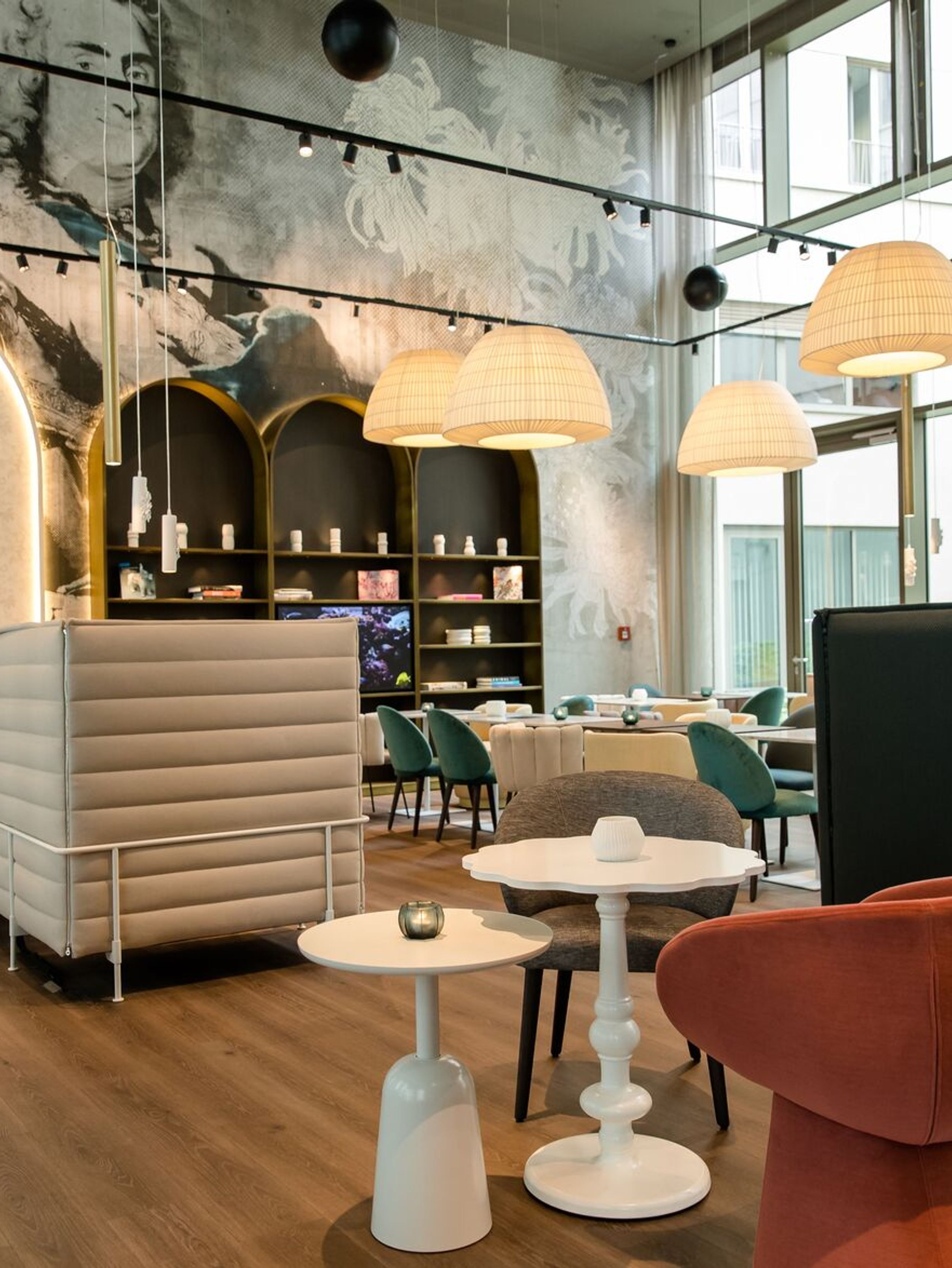 Designhotel Dresden am Zwinger Motel One lichtdurchflutete Lounge mit mehreren Sitzgelegenheiten