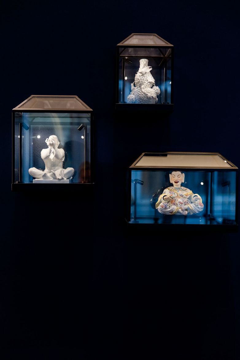 designhotel Dresden am Zwinger Motel One close-up of three blue glass display cases with figurines