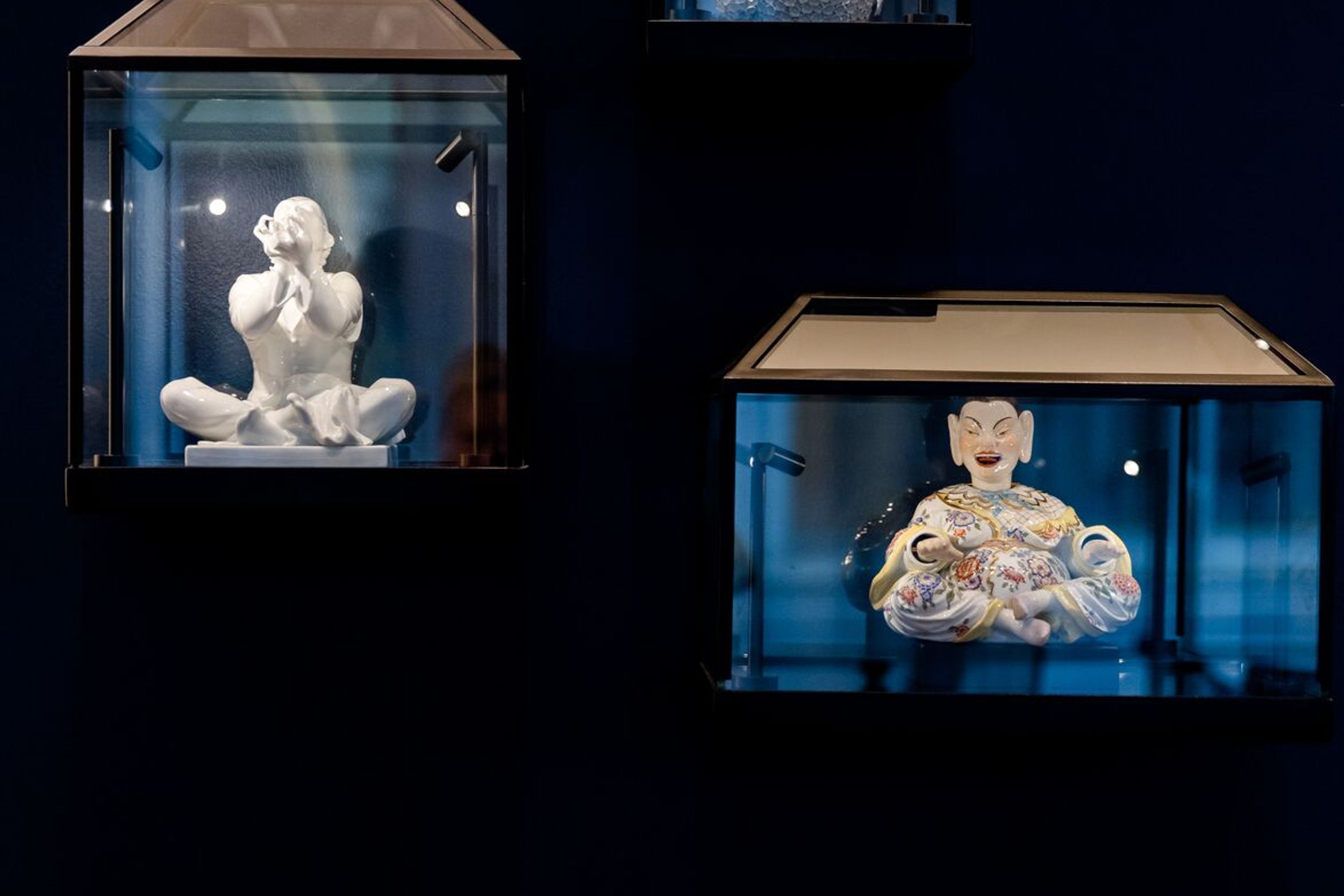 Designhotel Dresden am Zwinger Motel One Nahaufnahme auf drei blaue Glasvitrinen mit Figuren