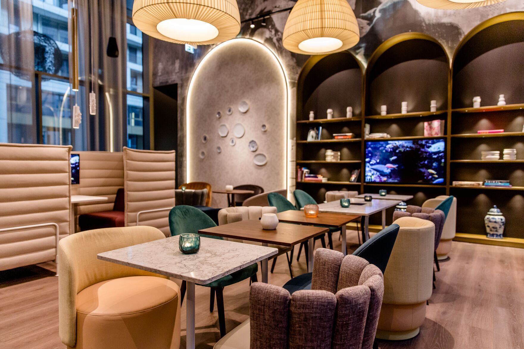 Designhotel Dresden am Zwinger Motel One Lounge mit mehreren Tischen und Stühlen