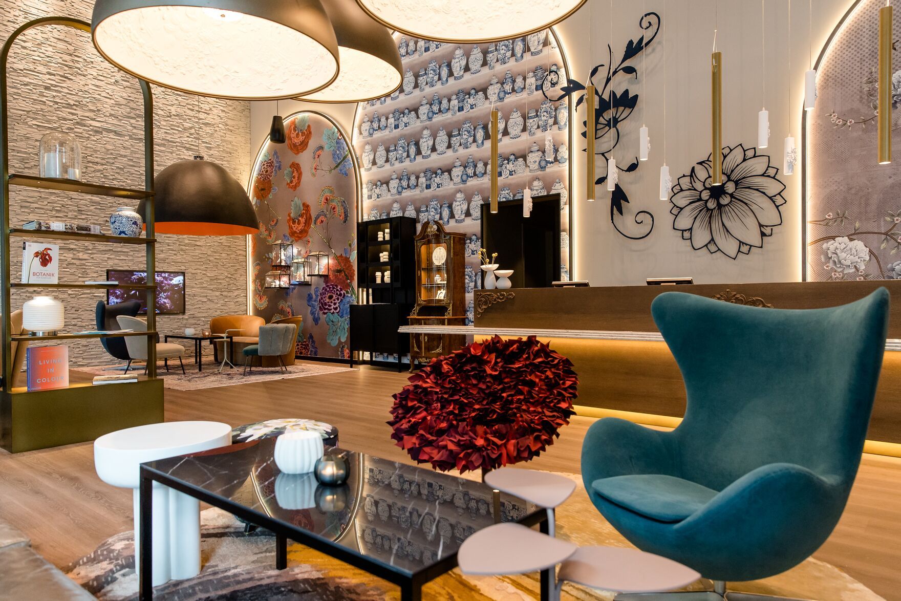 Designhotel Dresden am Zwinger Motel One helle Lounge und Rezeption sowie Egg Chair im Vordergrund