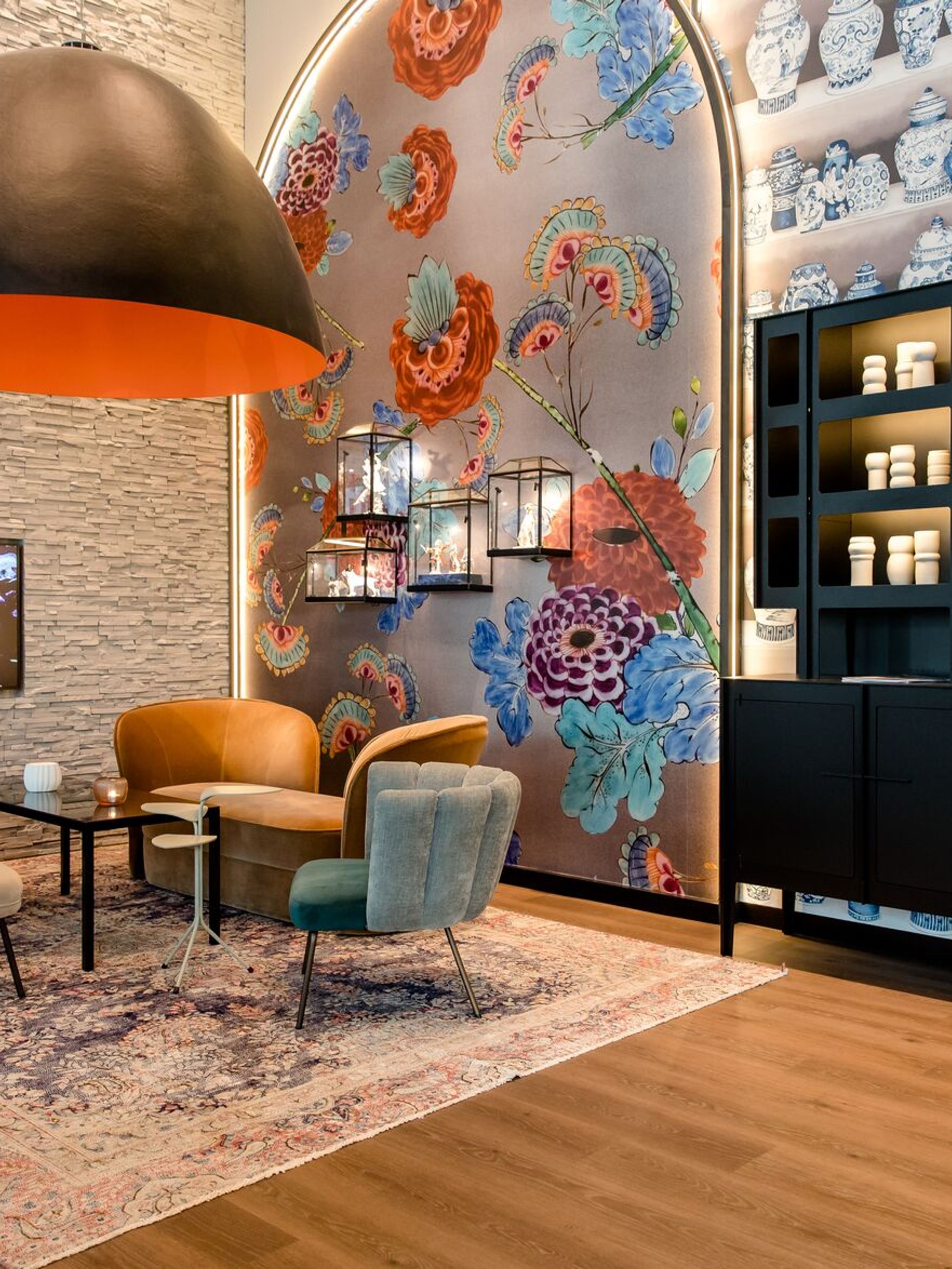 Designhotel Dresden am Zwinger Motel One Lounge mit Sesselgruppe und hohen Vitrinen