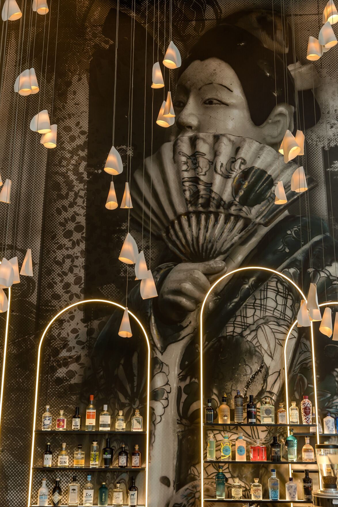 Hotel Dresden am Zwinger Motel One Blick auf die Bar sowie mehrere Spirituosen