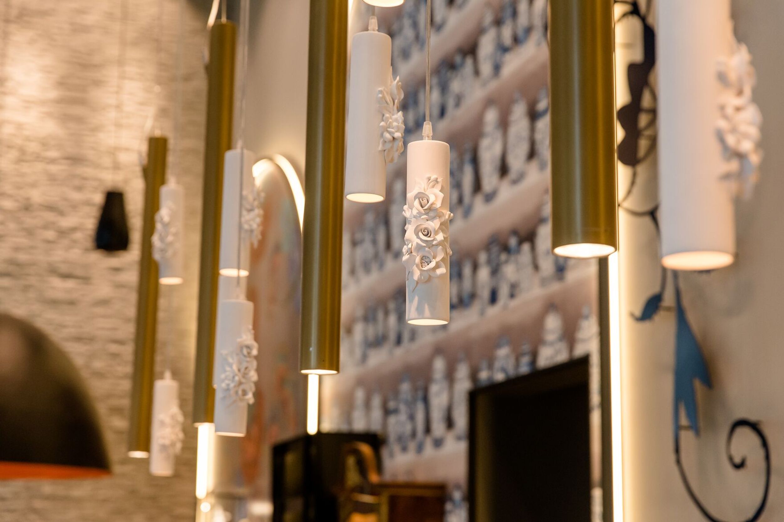 Designhotel Dresden am Zwinger Motel One Nahaufnahme auf mehrere schmale und lange Deckenlampen