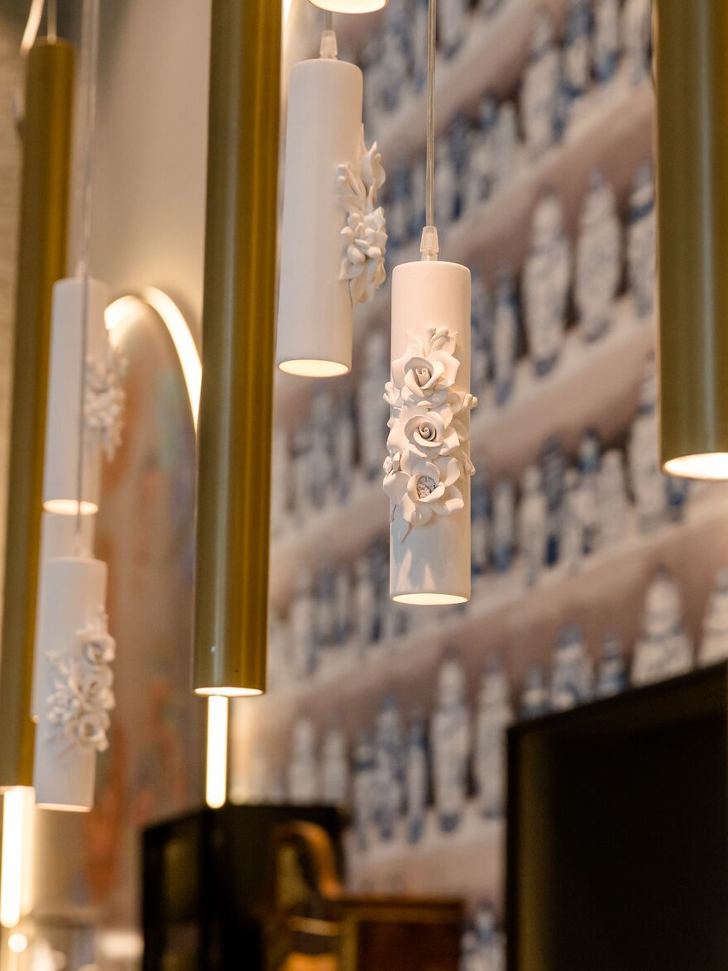 Designhotel Dresden am Zwinger Motel One Nahaufnahme auf mehrere schmale und lange Deckenlampen