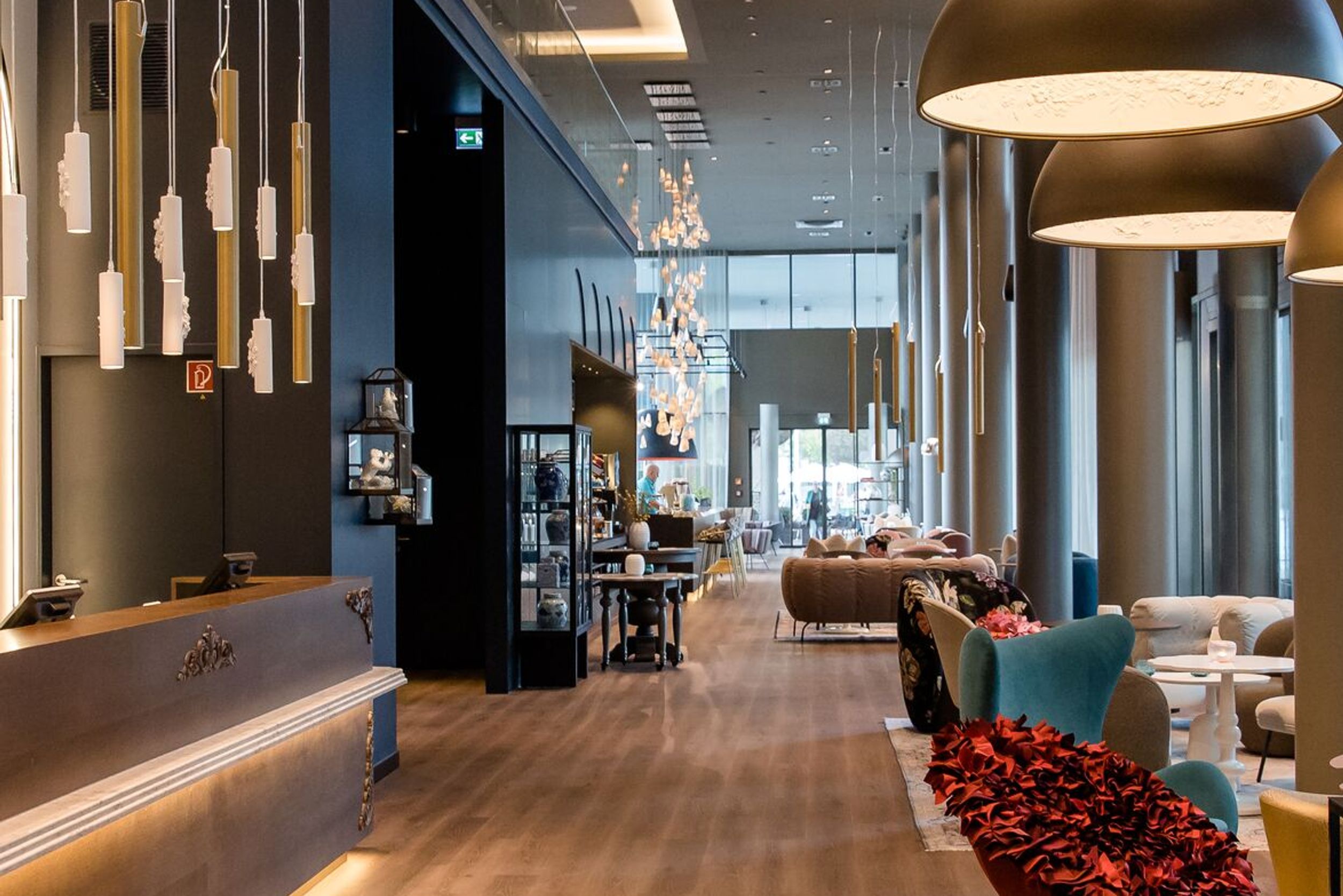 Hotel Dresden am Zwinger Motel One langer Gang mit Blick zur Rezeption auf der linken sowie zur Lounge auf der rechten Seite