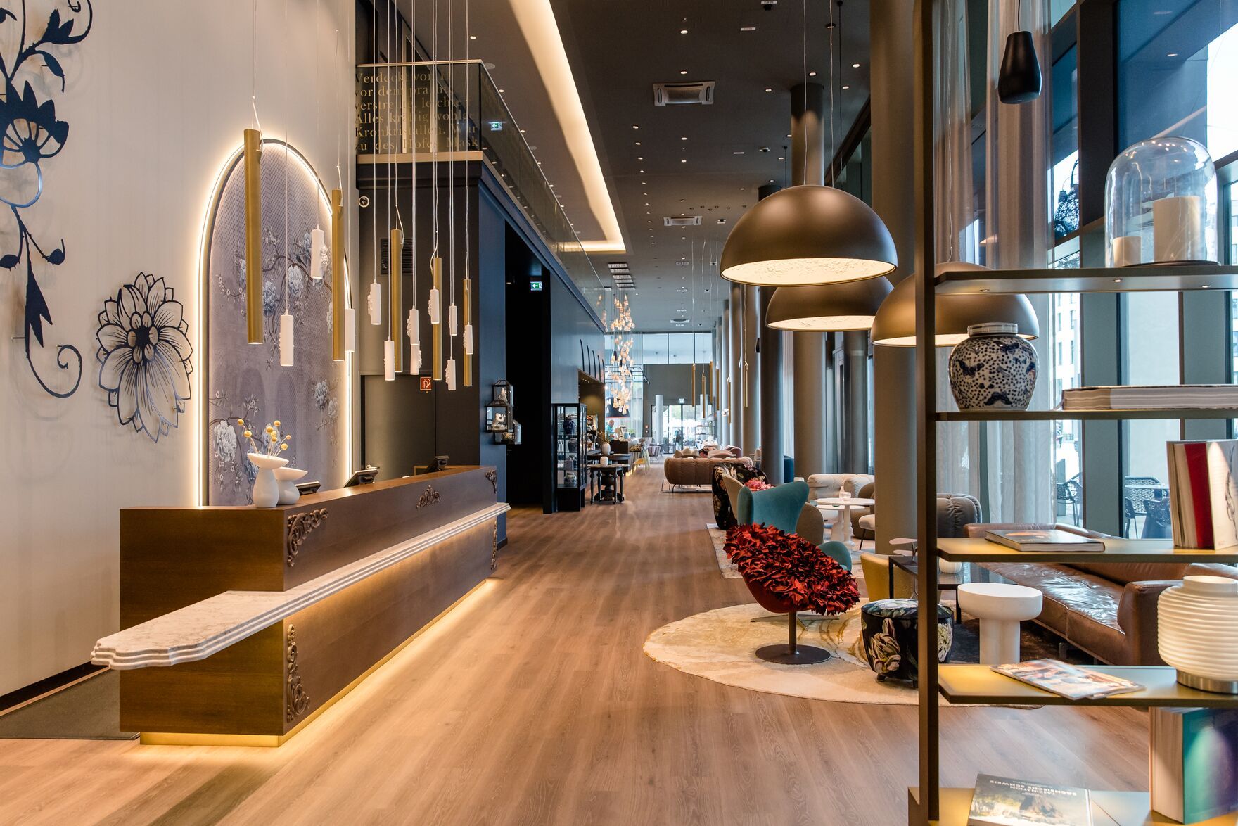 Hotel Dresden am Zwinger Motel One lichtdurchflutete Rezeption und Lounge mit bodentiefen Fenstern