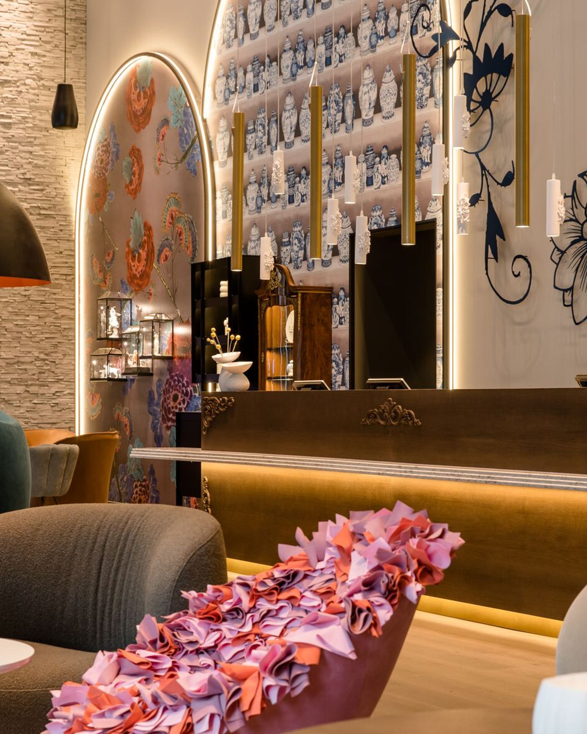 Designhotel Dresden am Zwinger Motel One Blick über Sessel hin zur Rezeption