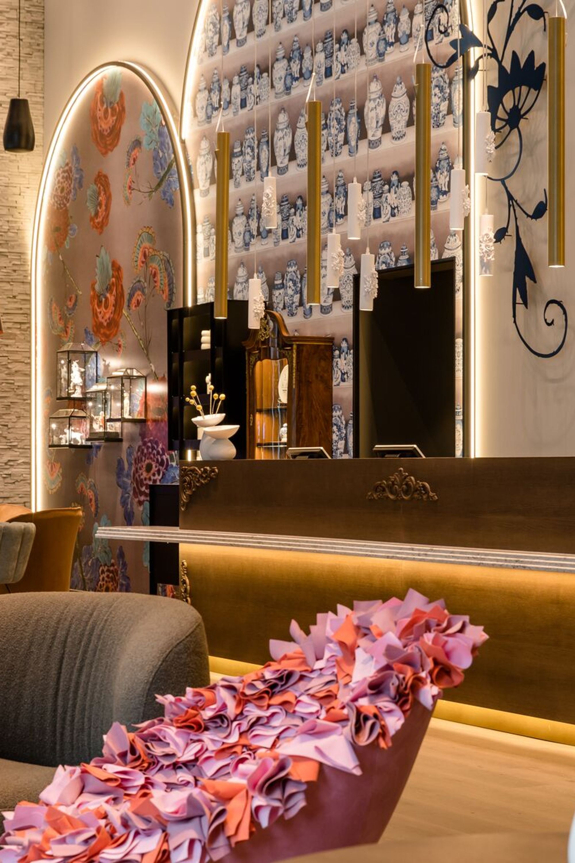 Designhotel Dresden am Zwinger Motel One Blick über Sessel hin zur Rezeption