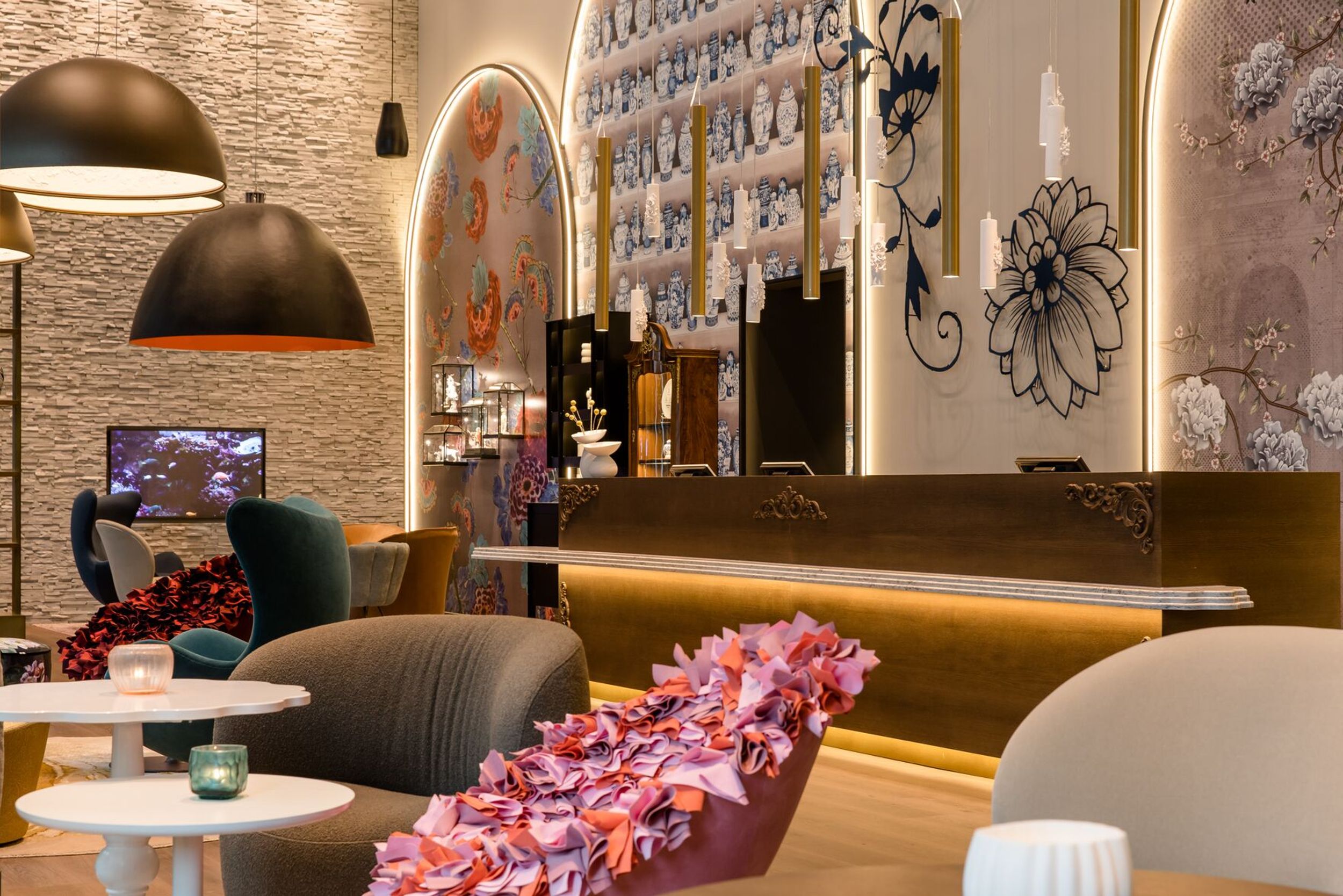 Designhotel Dresden am Zwinger Motel One Blick über Sessel hin zur Rezeption