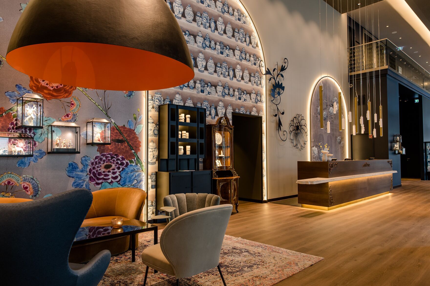 Hotel Dresden am Zwinger Motel One Lounge mit Sitzgelegenheiten und Rezeption