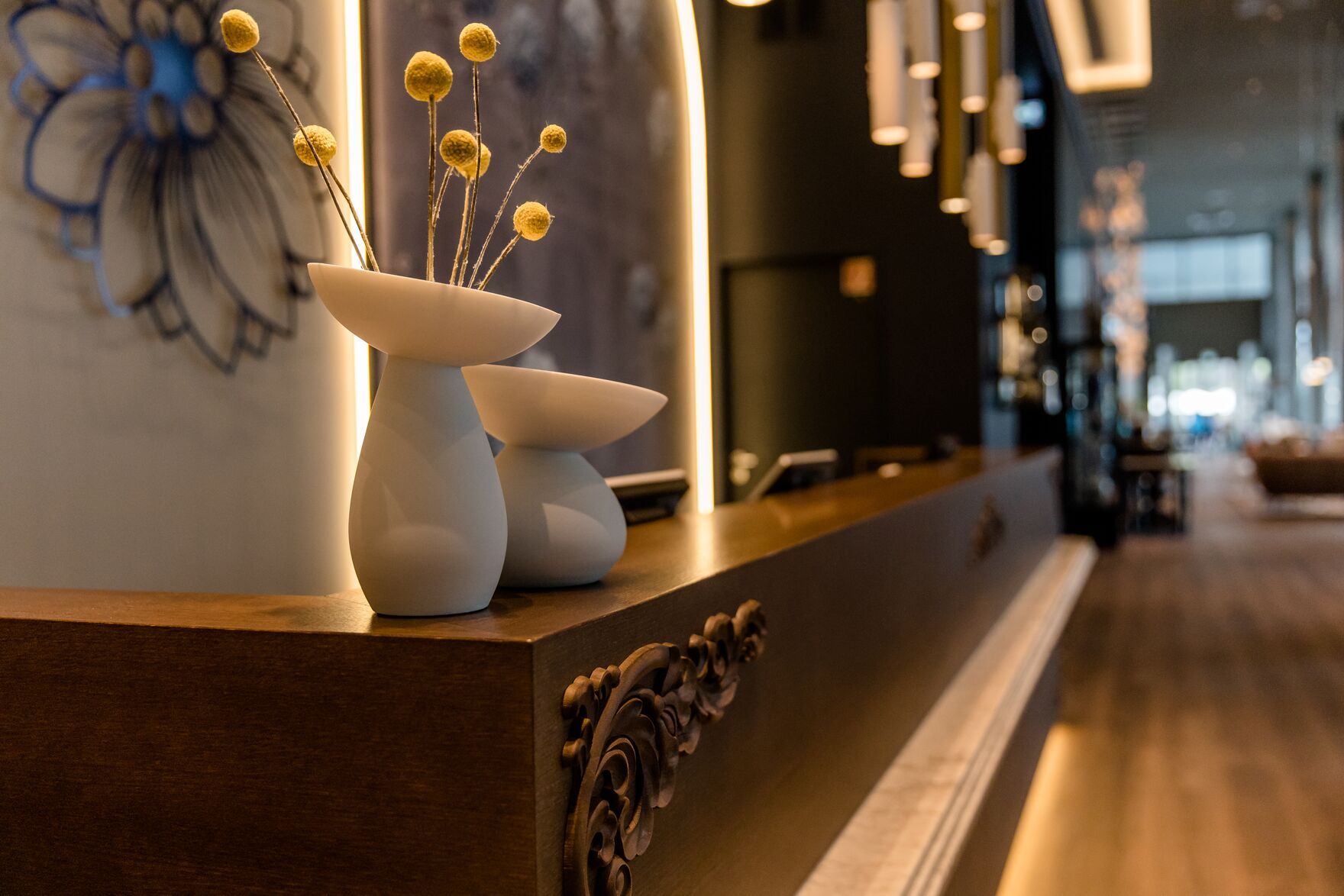 Hotel Dresden am Zwinger Motel One Blick auf zwei weiße Blumenvasen an der Rezeption
