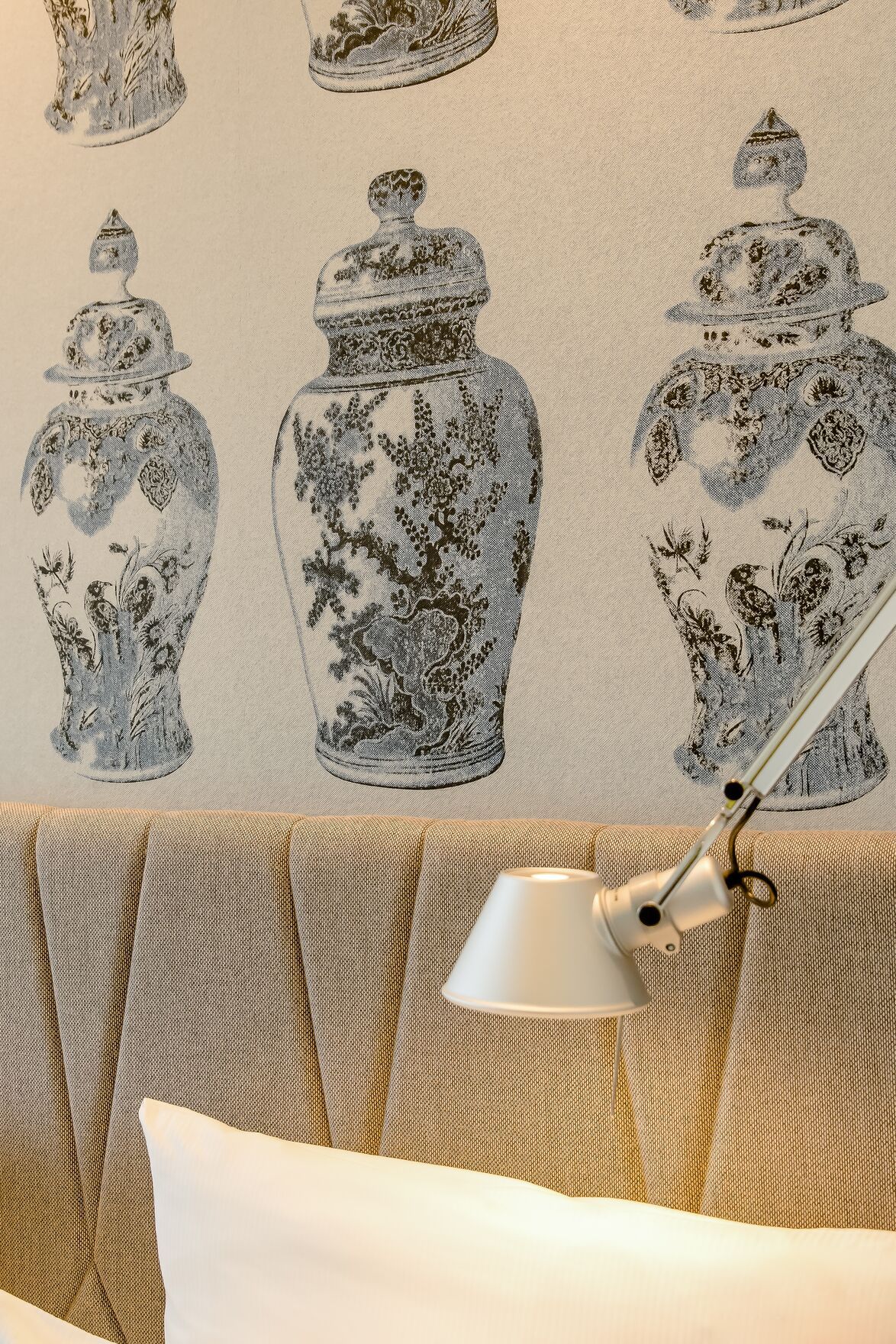 Designhotel Dresden am Zwinger Motel One Nahaufnahme Lampe und Kopfteil eines Doppelbettes