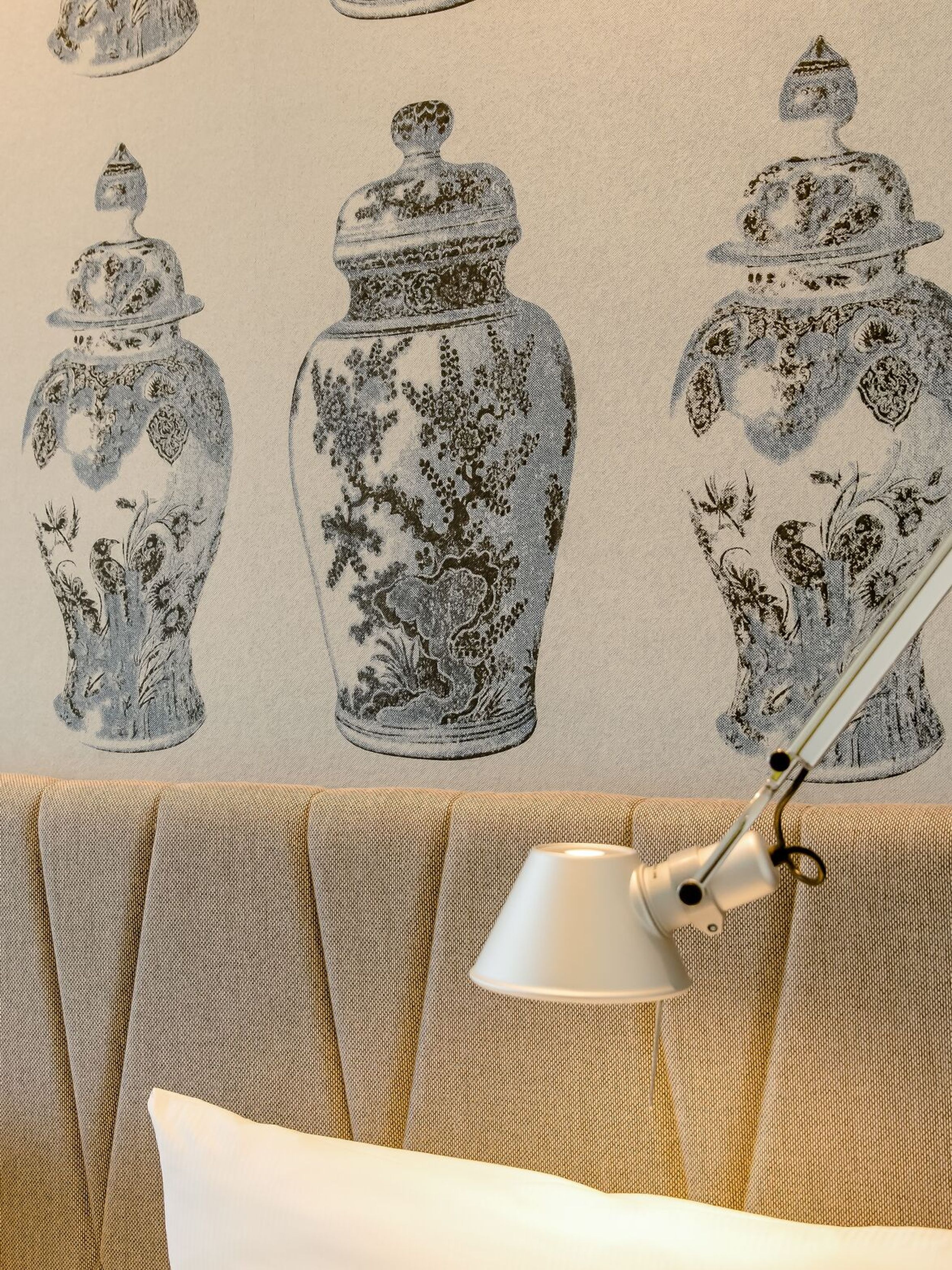 Designhotel Dresden am Zwinger Motel One Nahaufnahme Lampe und Kopfteil eines Doppelbettes