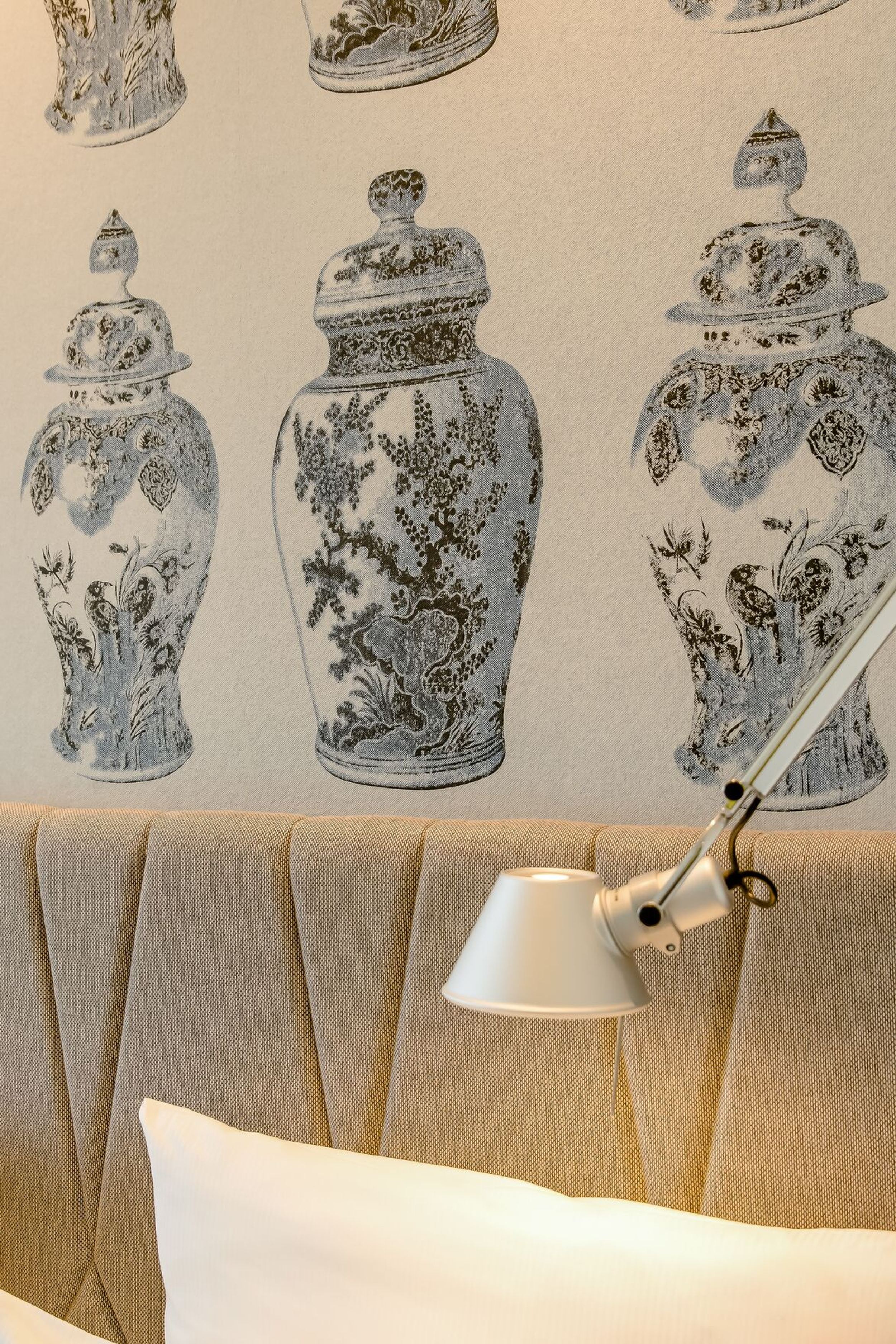 designhotel Dresden am Zwinger Motel One close-up of lamp and headboard of a double bed