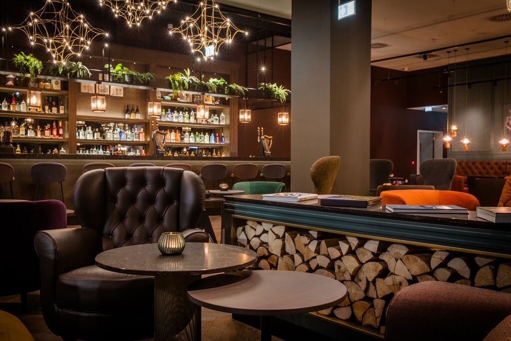 Designhotel Dublin Motel One Lounge und Bar mit mehreren Sitzgelgenheiten