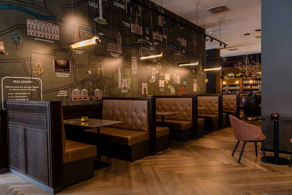 Designhotel Dublin Motel One Frühstücksraum mit mehreren Tischen und Stühlen