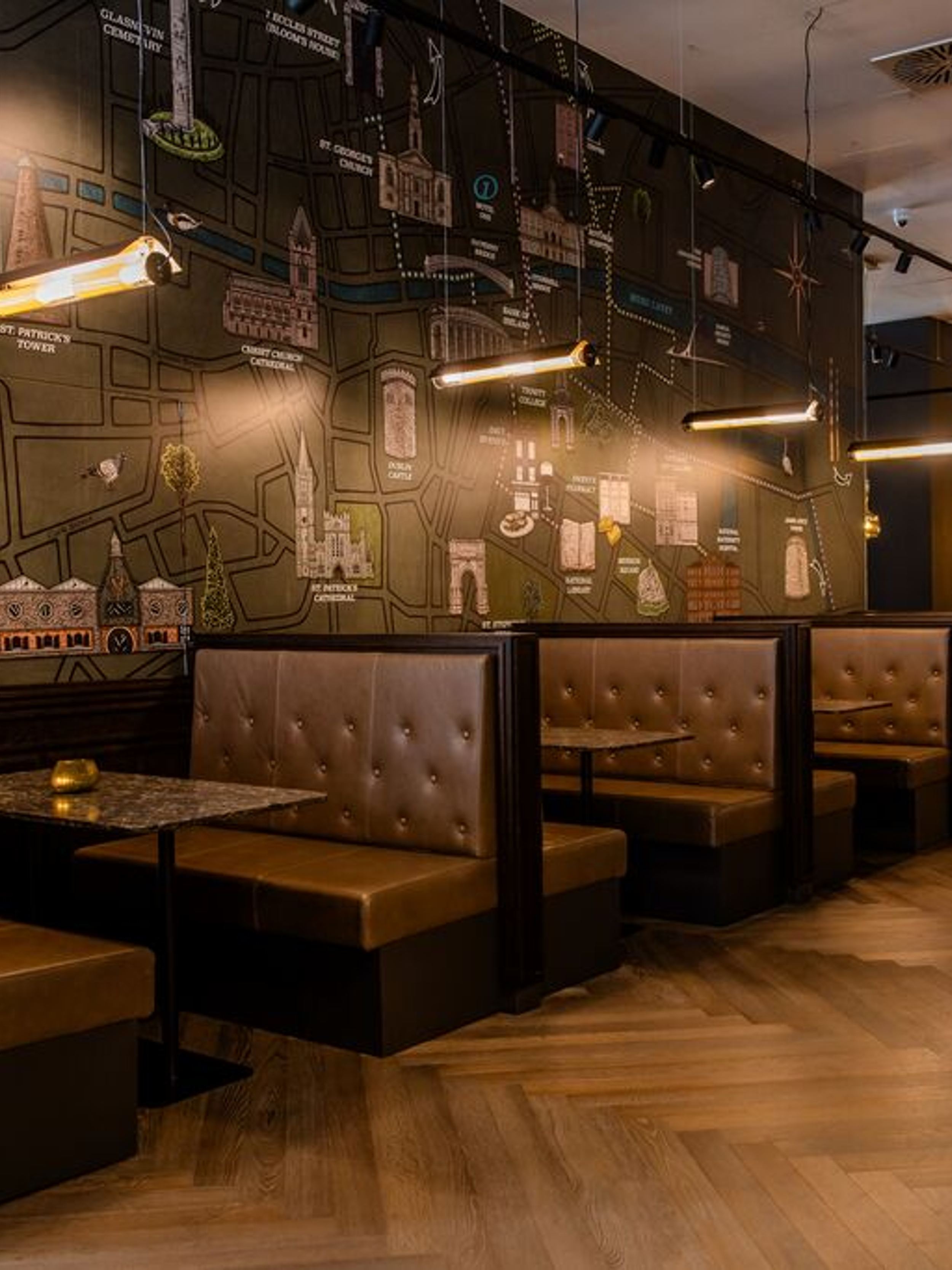 Designhotel Dublin Motel One Frühstücksraum mit mehreren Tischen und Stühlen