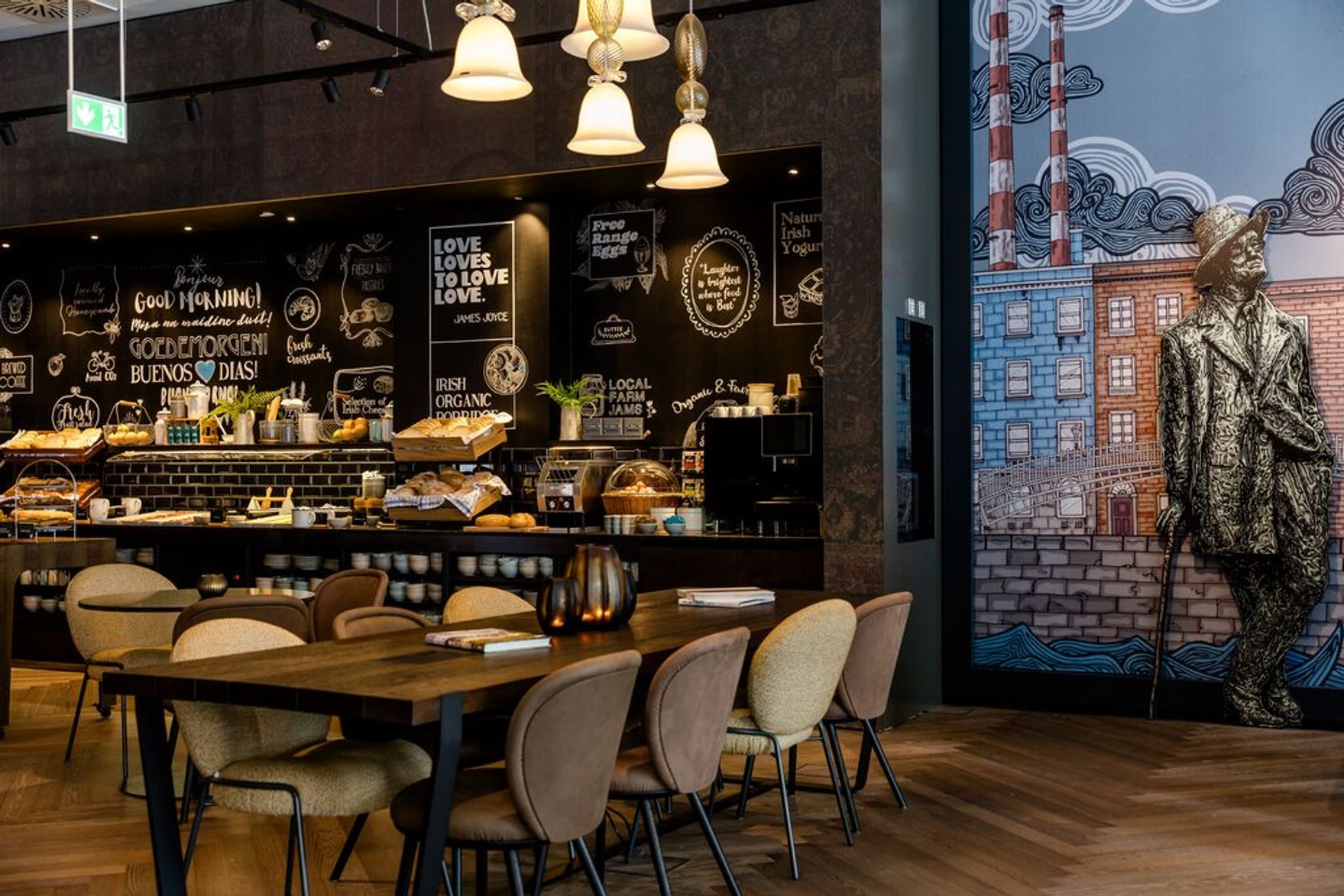 Hotel Dublin Motel One Frühstücksraum mit Tischen und Buffet im Hintergrund