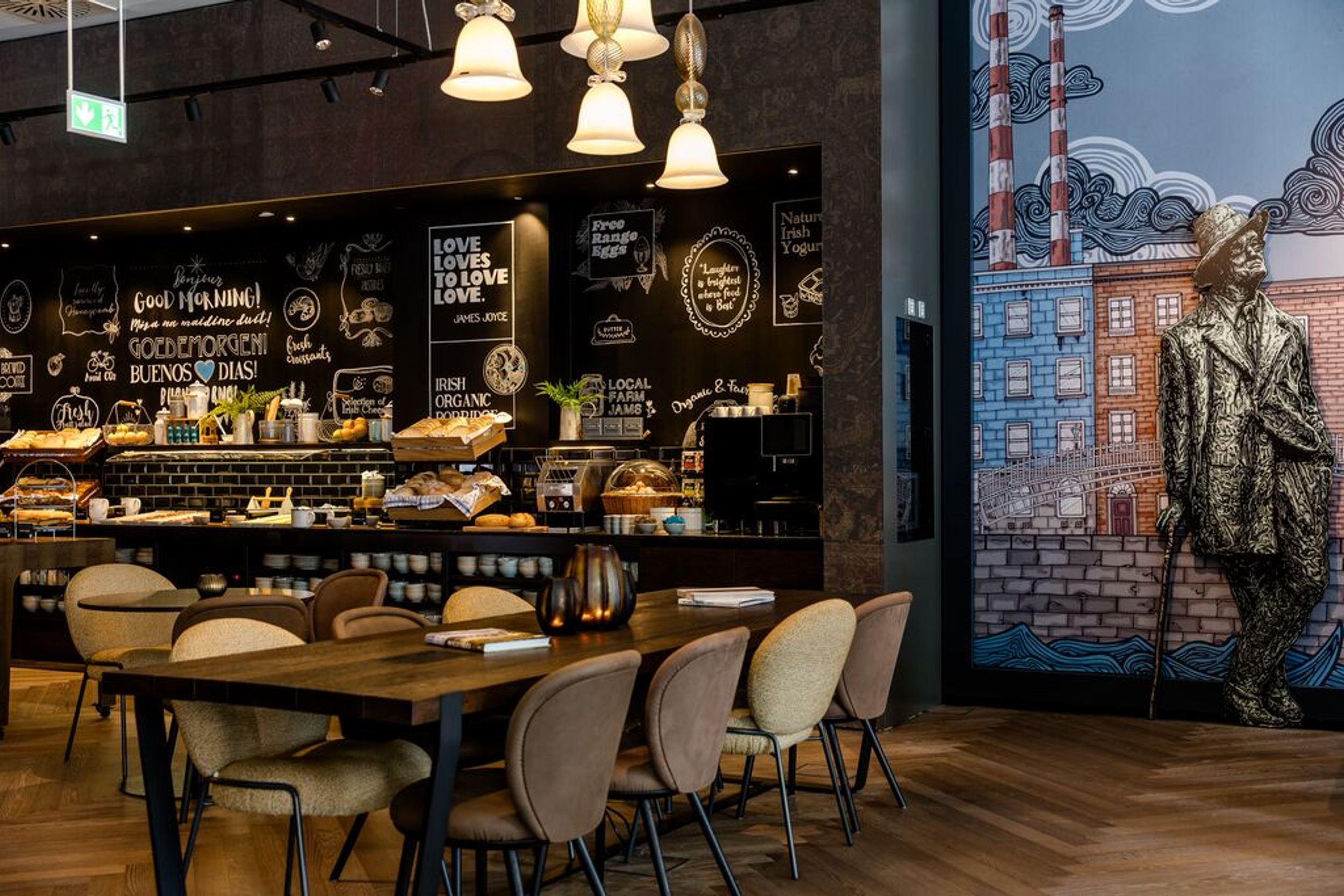 Hotel Dublin Motel One Frühstücksraum mit Tischen und Buffet im Hintergrund