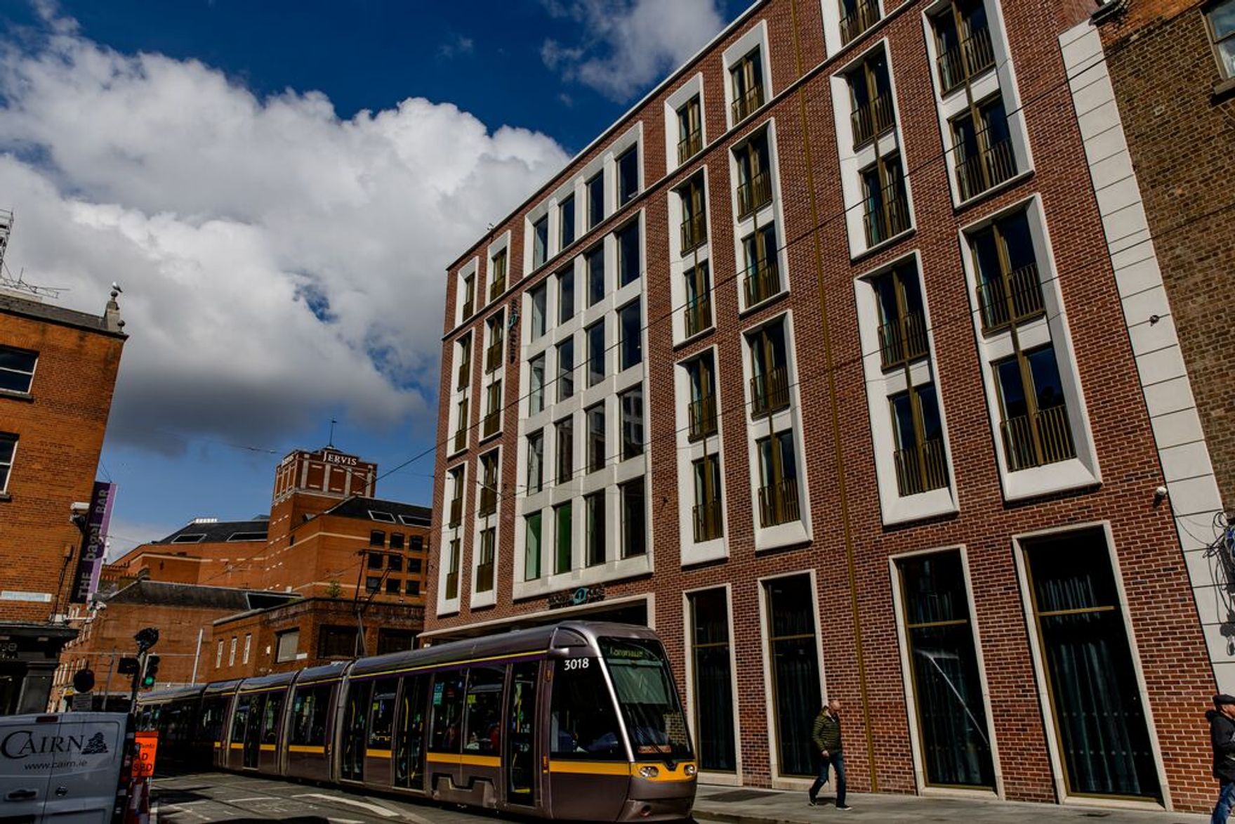 Hotel Dublin Motel One Fassade von der Straße aus mit Tram und Fußgängern