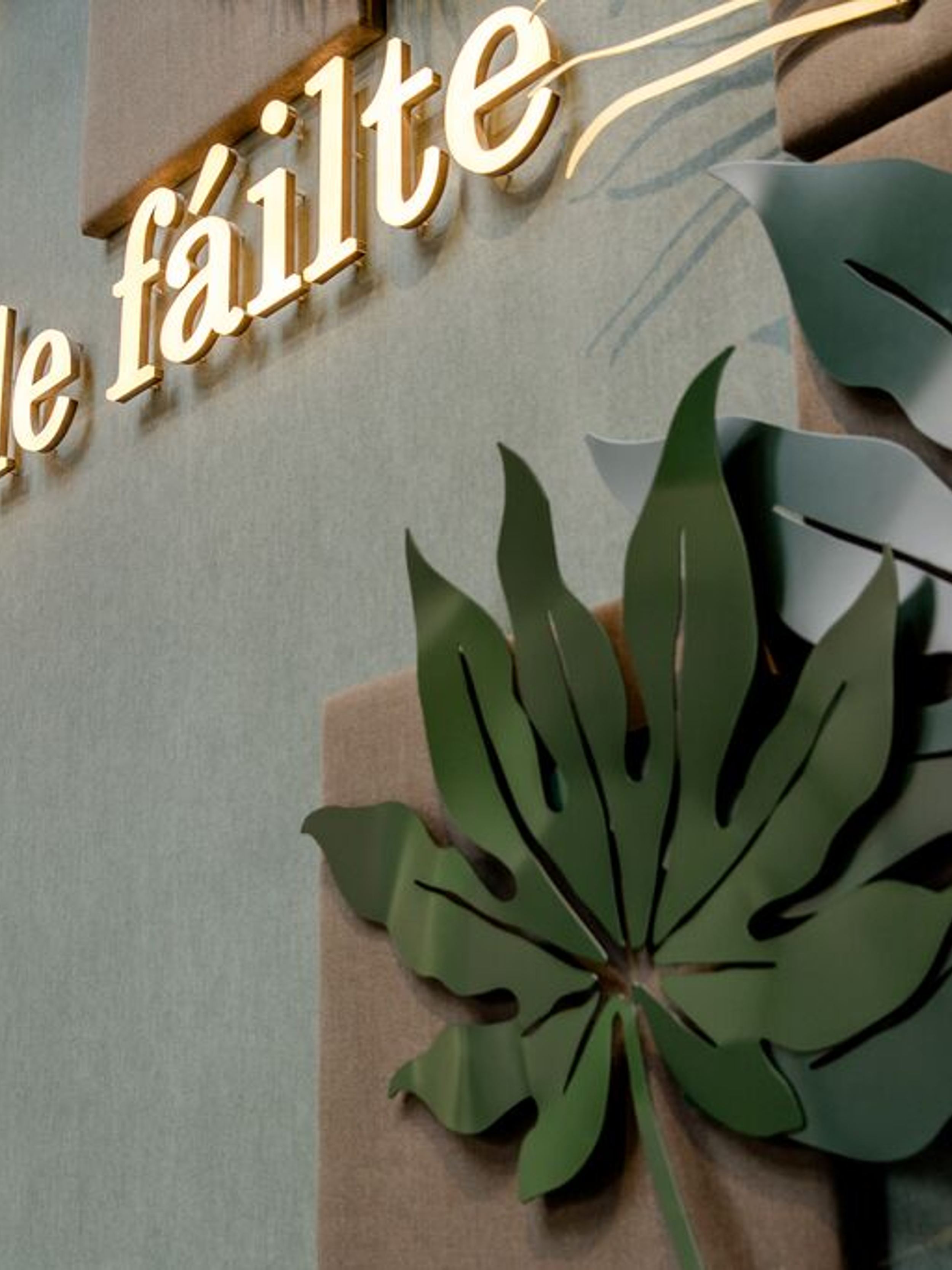 Hotel Dublin Motel One Wand mit Blättern als Dekoration sowie Schriftzug "céad mile fáilte"