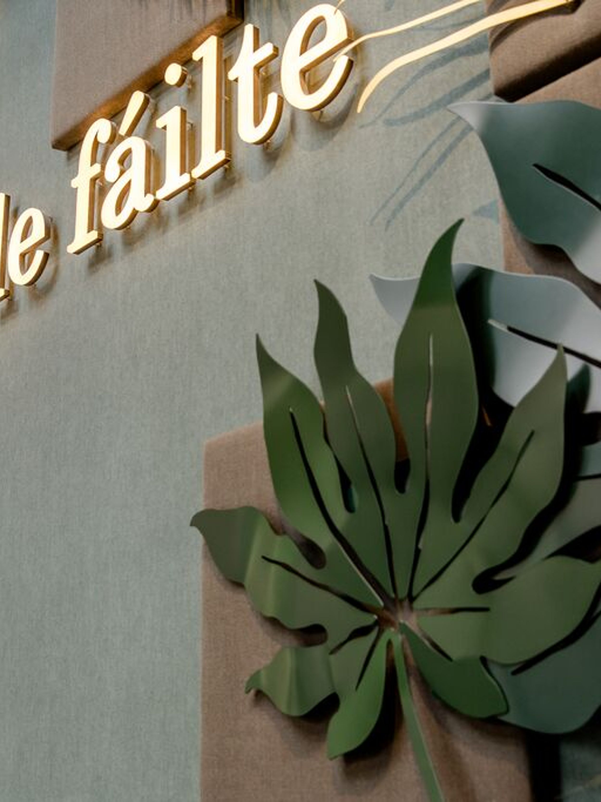 hotel Dublin Motel One wall decorated with leaves and the words “céad mile fáilte”