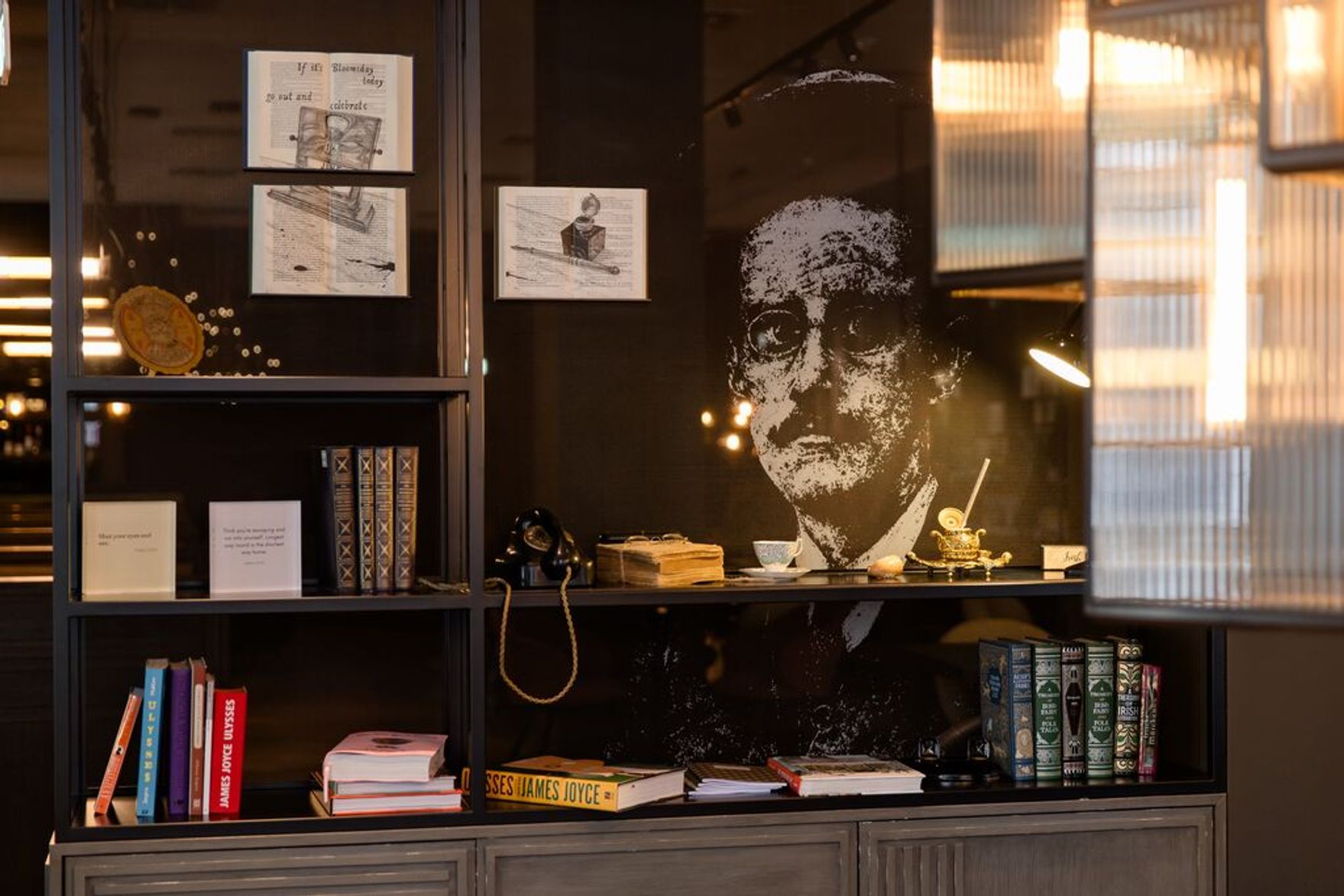 Hotel Dublin Motel One Blick auf ein offenes Regal mit mehreren Büchern und Dekoration