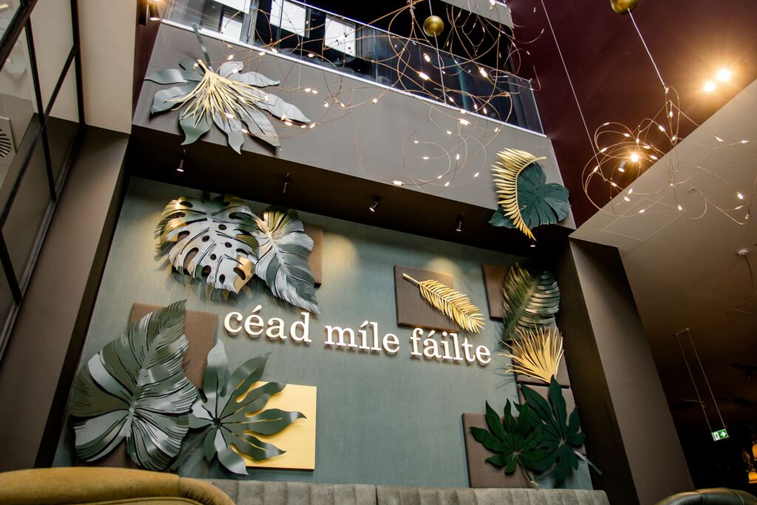 Designhotel Dublin Motel One Lounge mit hohen Wänden und Lampen