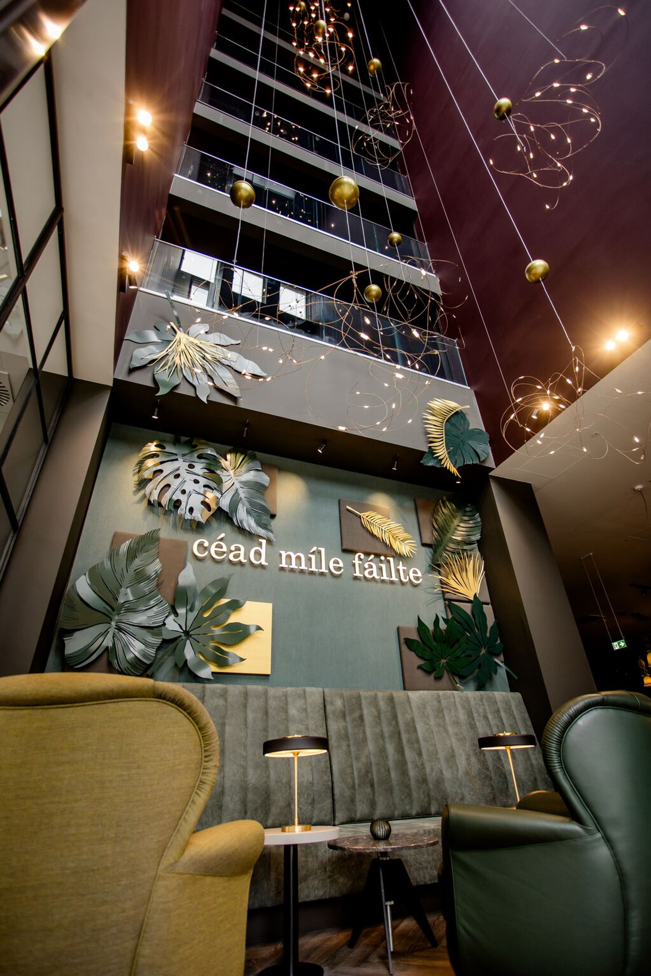 Designhotel Dublin Motel One Lounge mit hohen Wänden und Lampen