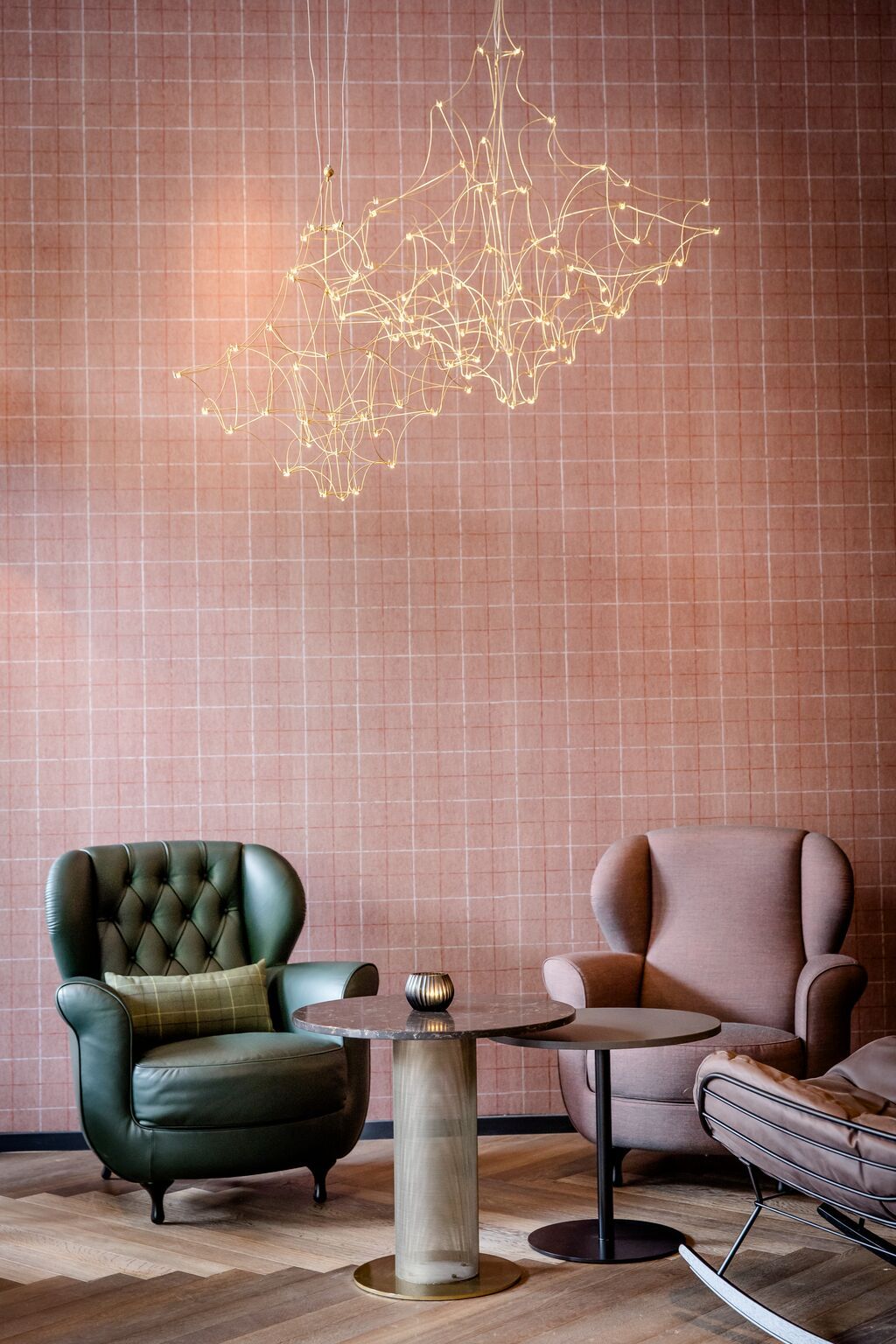 Hotel Dublin Motel One zwei Sessel mit Beistelltisch vor großer Wand in rosa