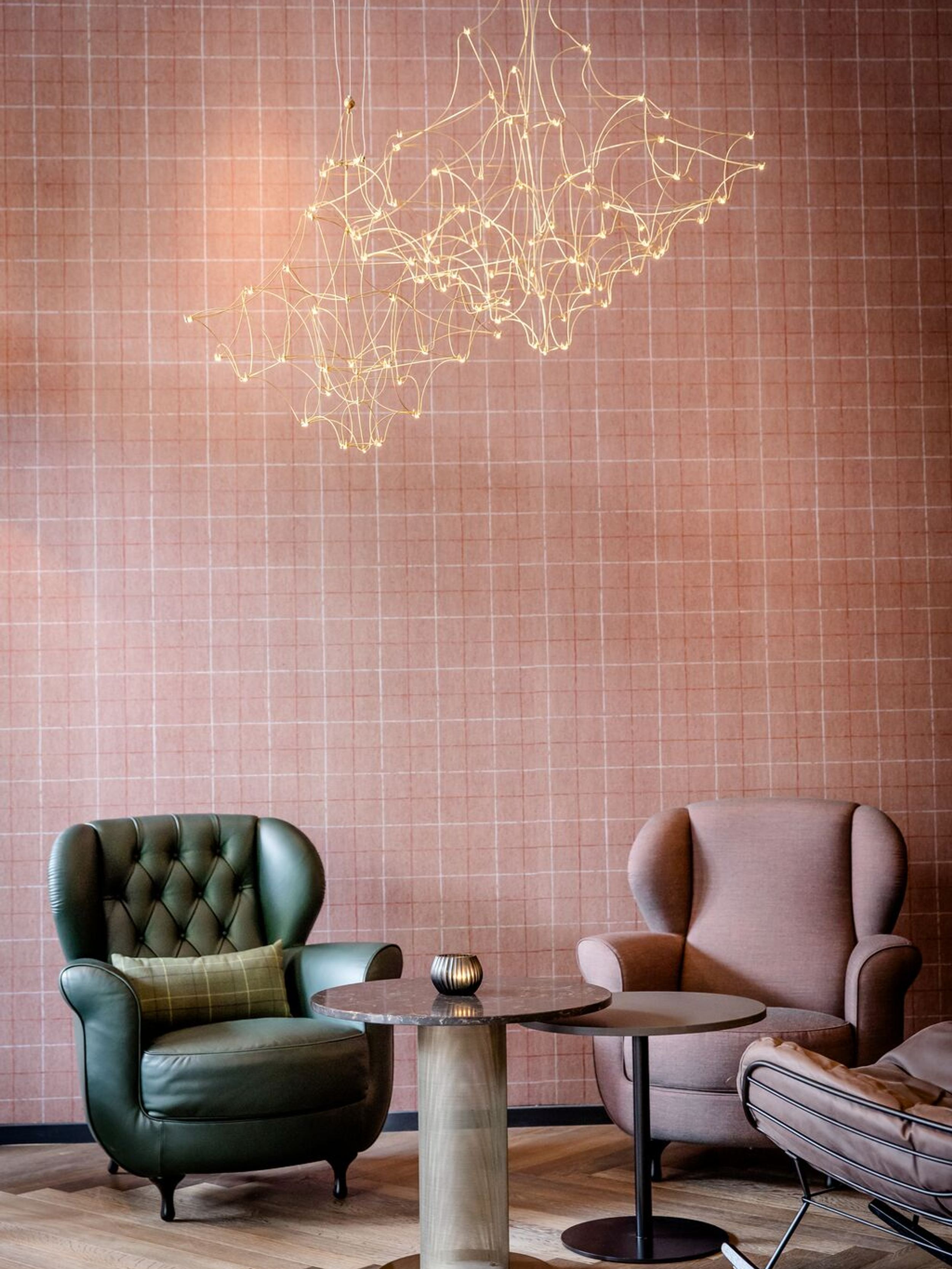 Hotel Dublin Motel One zwei Sessel mit Beistelltisch vor großer Wand in rosa