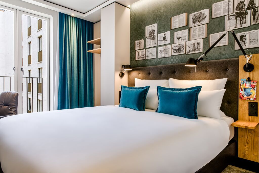 Hotel Dublin Motel One lichtdurchflutetes Zimmer mit großem Doppelbett