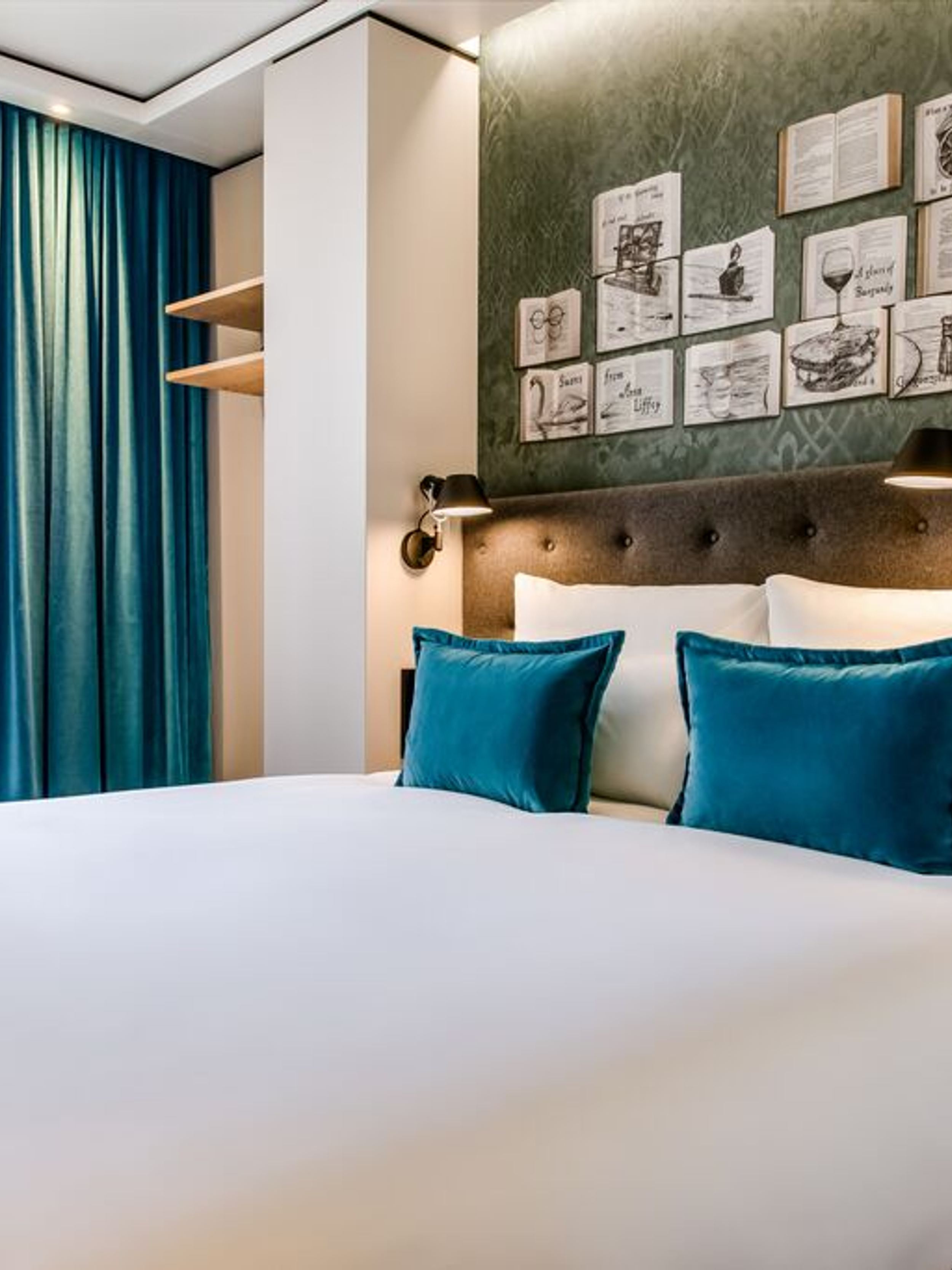 Hotel Dublin Motel One lichtdurchflutetes Zimmer mit großem Doppelbett