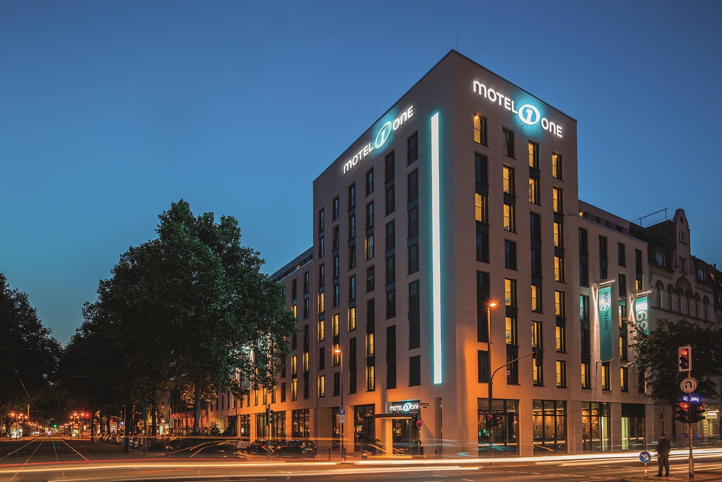 Hotel Düsseldorf Hauptbahnhof Motel One Gebäude bei Abend