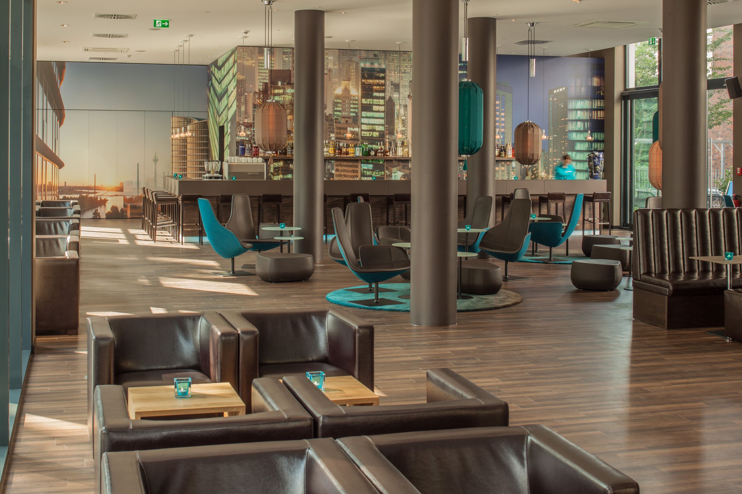 Hotel Düsseldorf Hauptbahnhof Motel One lichtdurchflutete Lounge und Bar