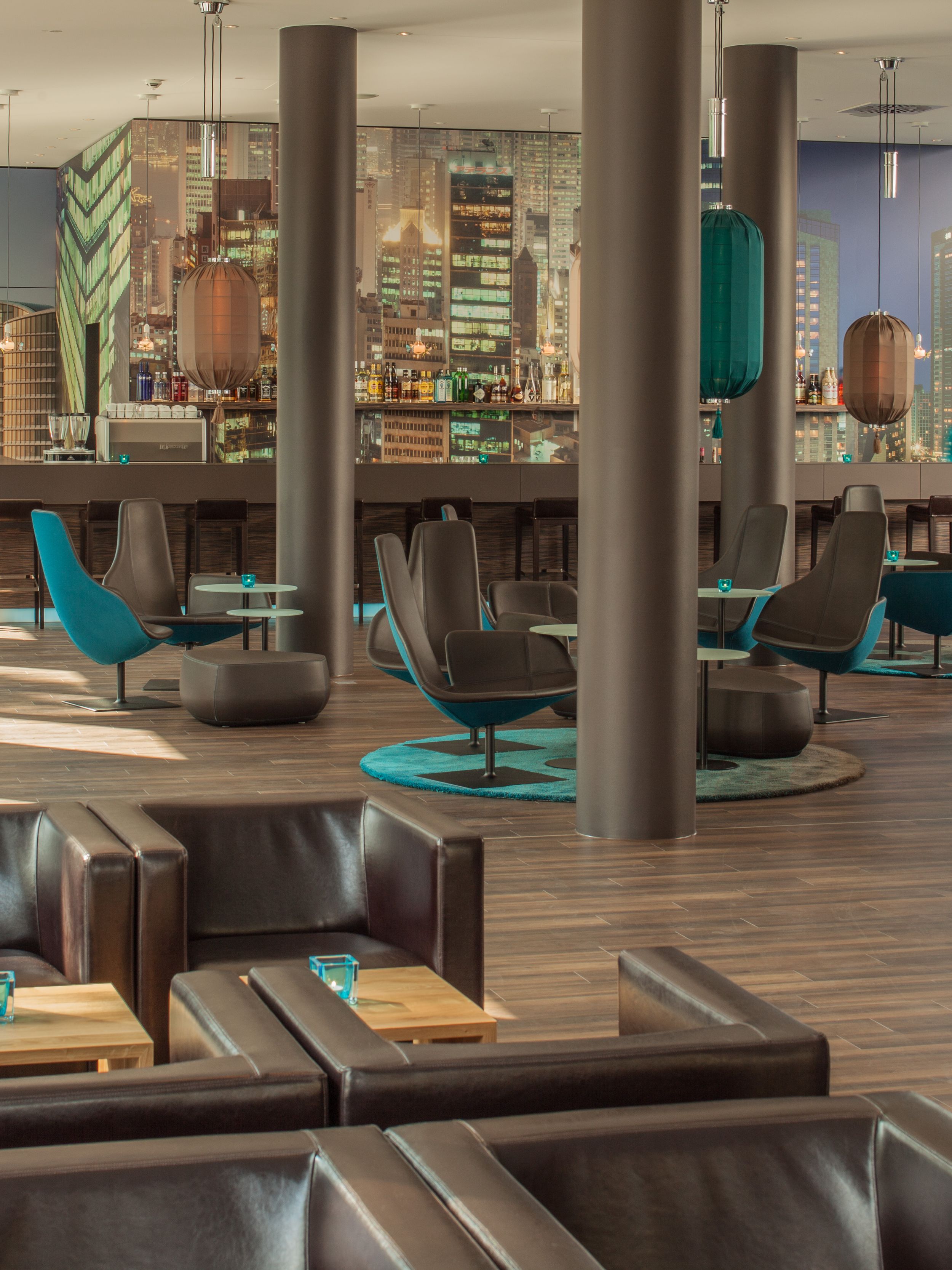 hotel Düsseldorf Hauptbahnhof Motel One light-flooded lounge and bar