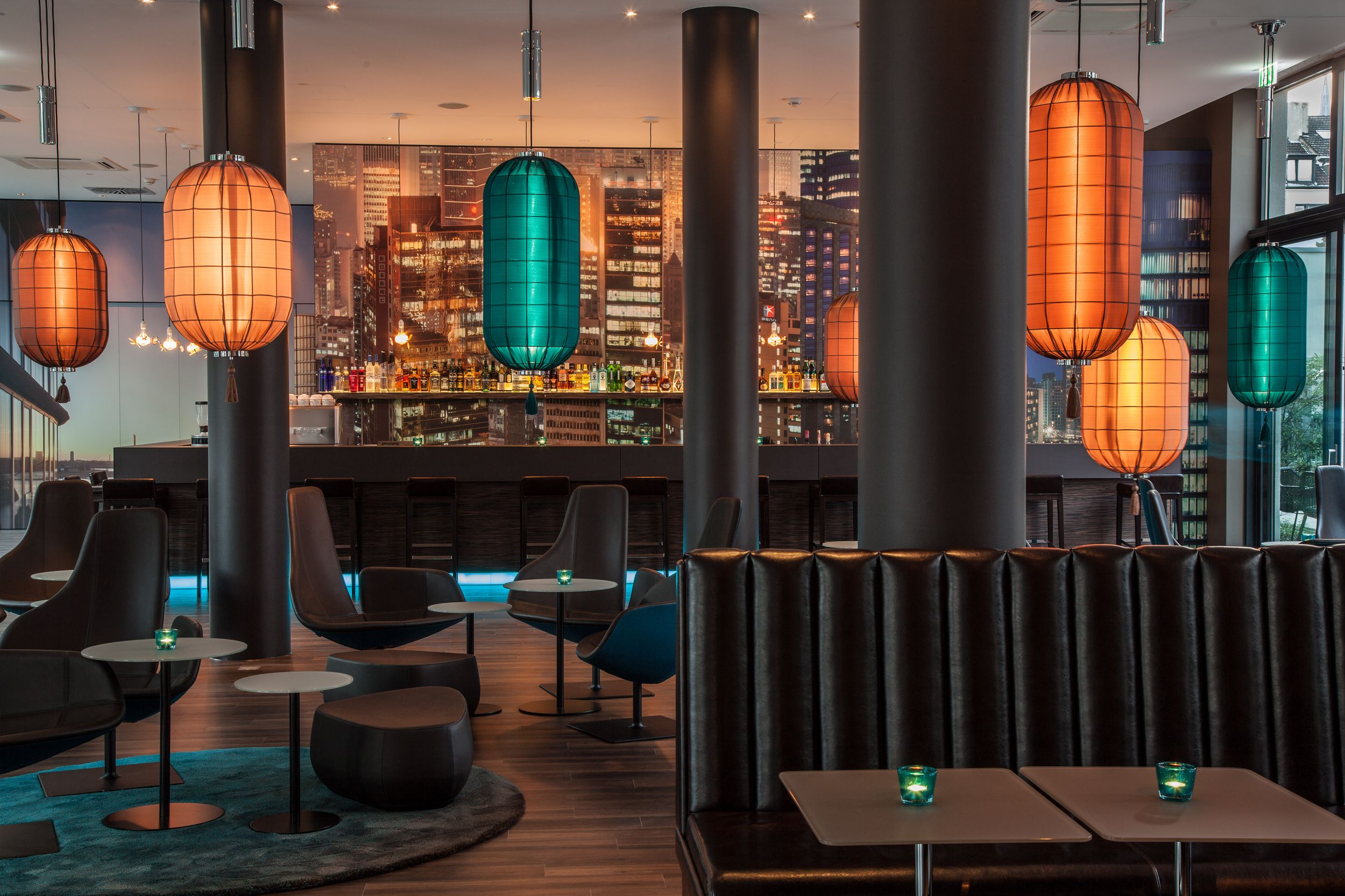 Designhotel Düsseldorf Hauptbahnhof Motel One Lounge und Bar mit mehreren Sitzgelegenheiten