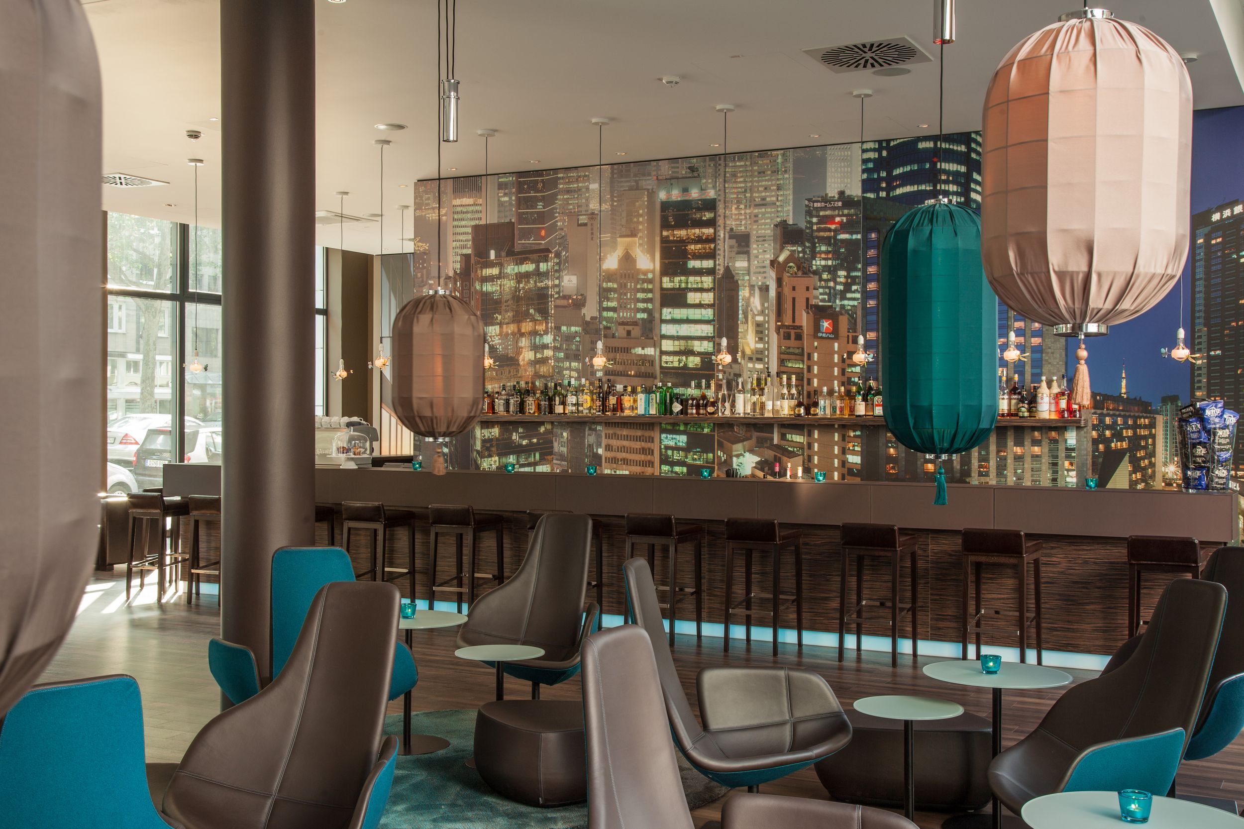 Designhotel Düsseldorf Hauptbahnhof Motel One Bar mit mehreren Sesseln in heller und weitläufiger Lounge