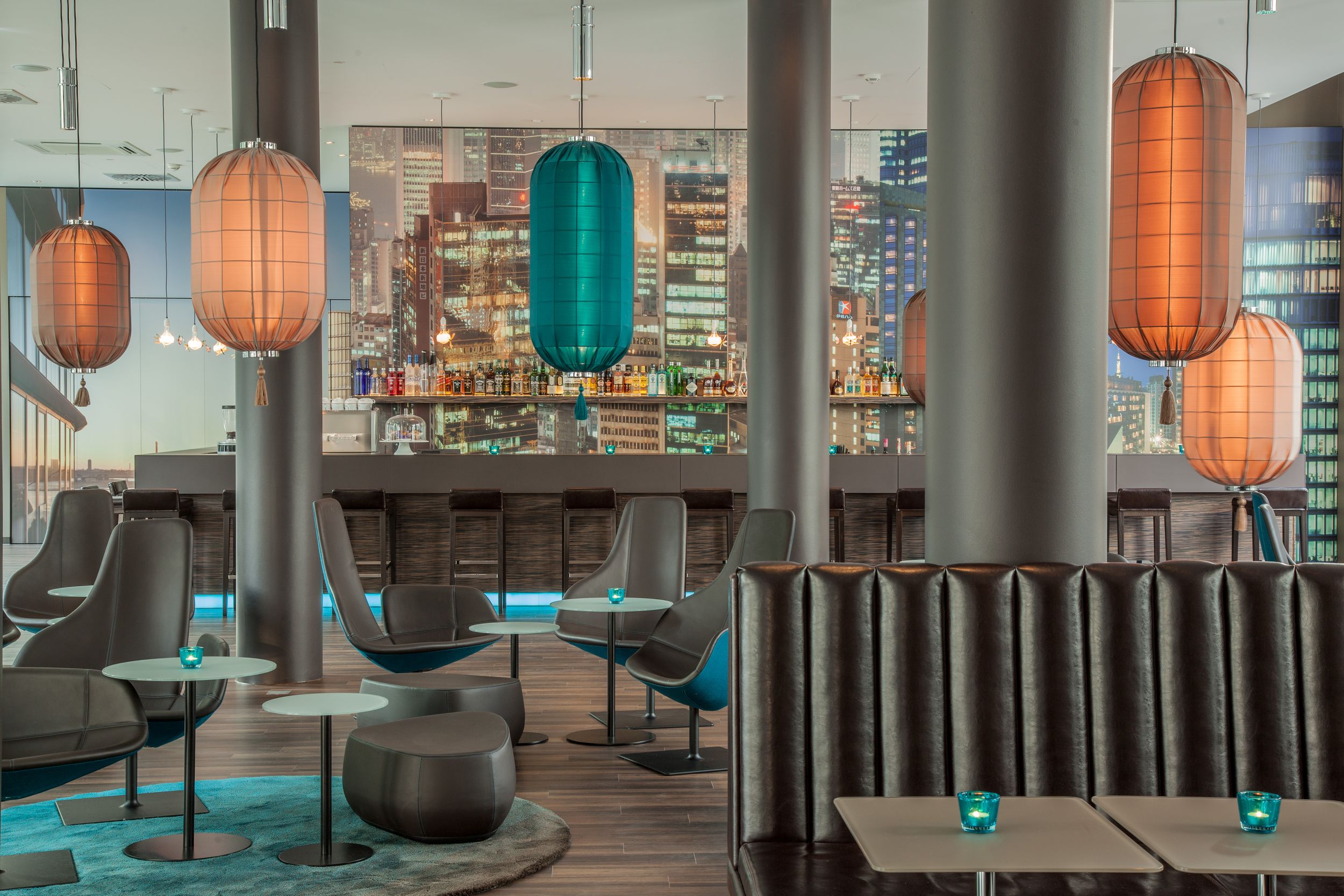 Hotel Düsseldorf Hauptbahnhof Motel One lichtdurchflutete Lounge mit Sitzgelegenheiten und großer Bar