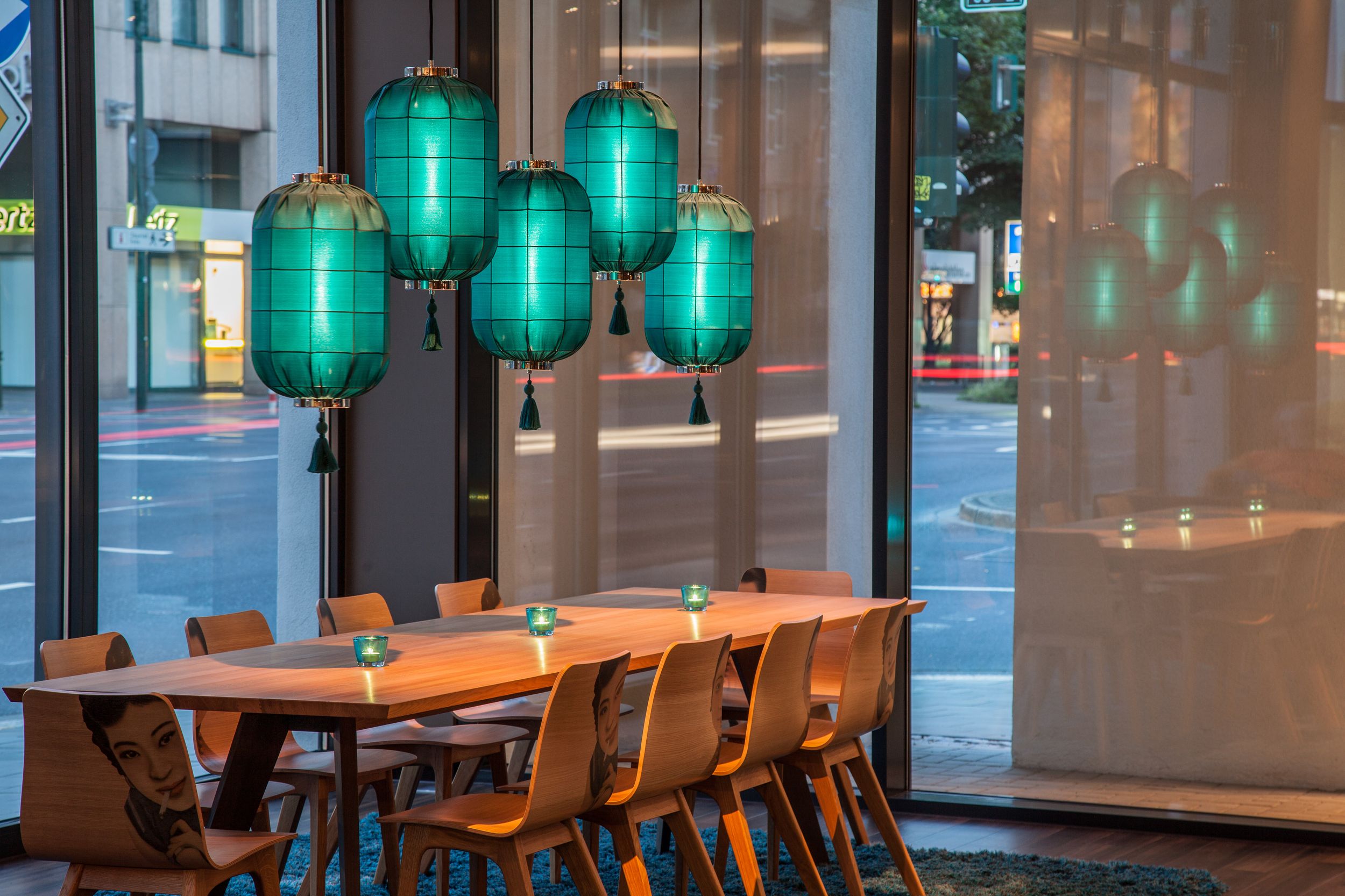 Hotel Düsseldorf Hauptbahnhof Motel One langer Tisch mit zehn Stühlen vor bodentiefen Fenstern