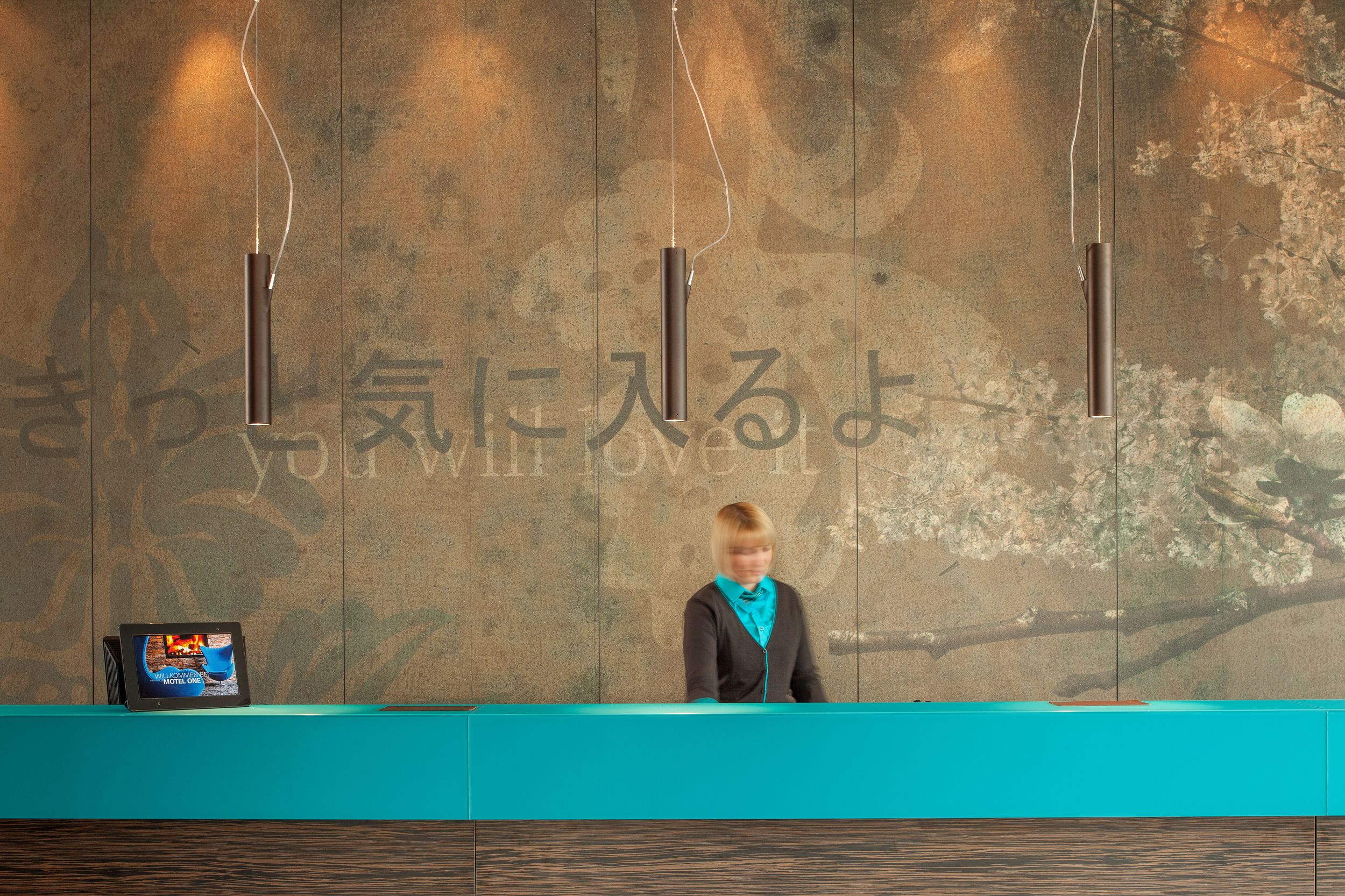 Hotel Düsseldorf Hauptbahnhof Motel One Rezeption mit Mitarbeiterin