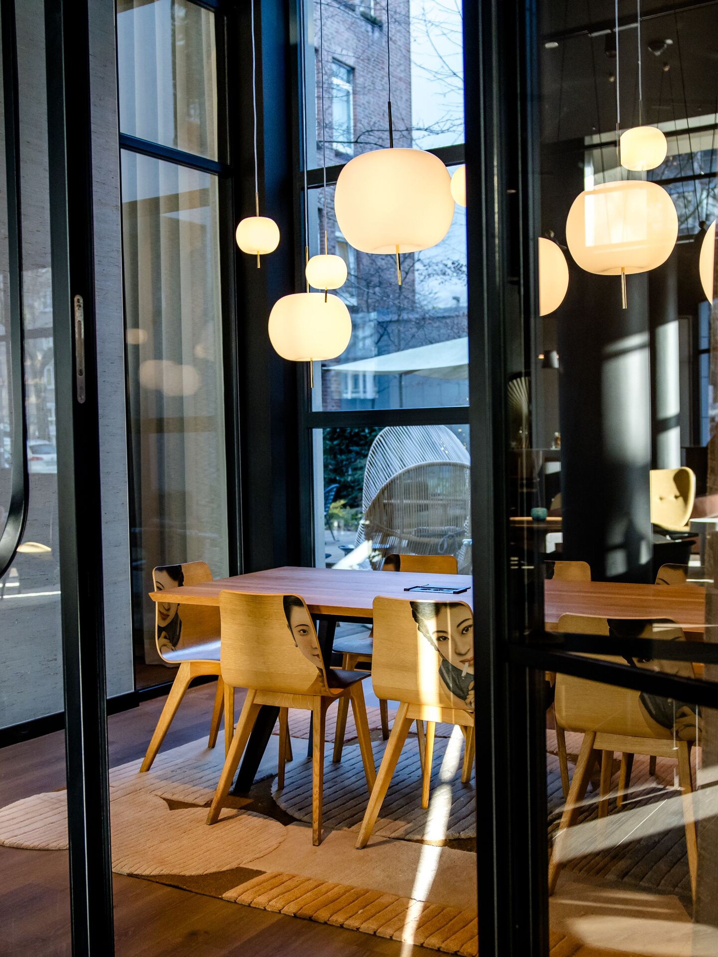 Design hotel Dusseldorf Hauptbahnhof Motel One view through glass front into bright meeting room