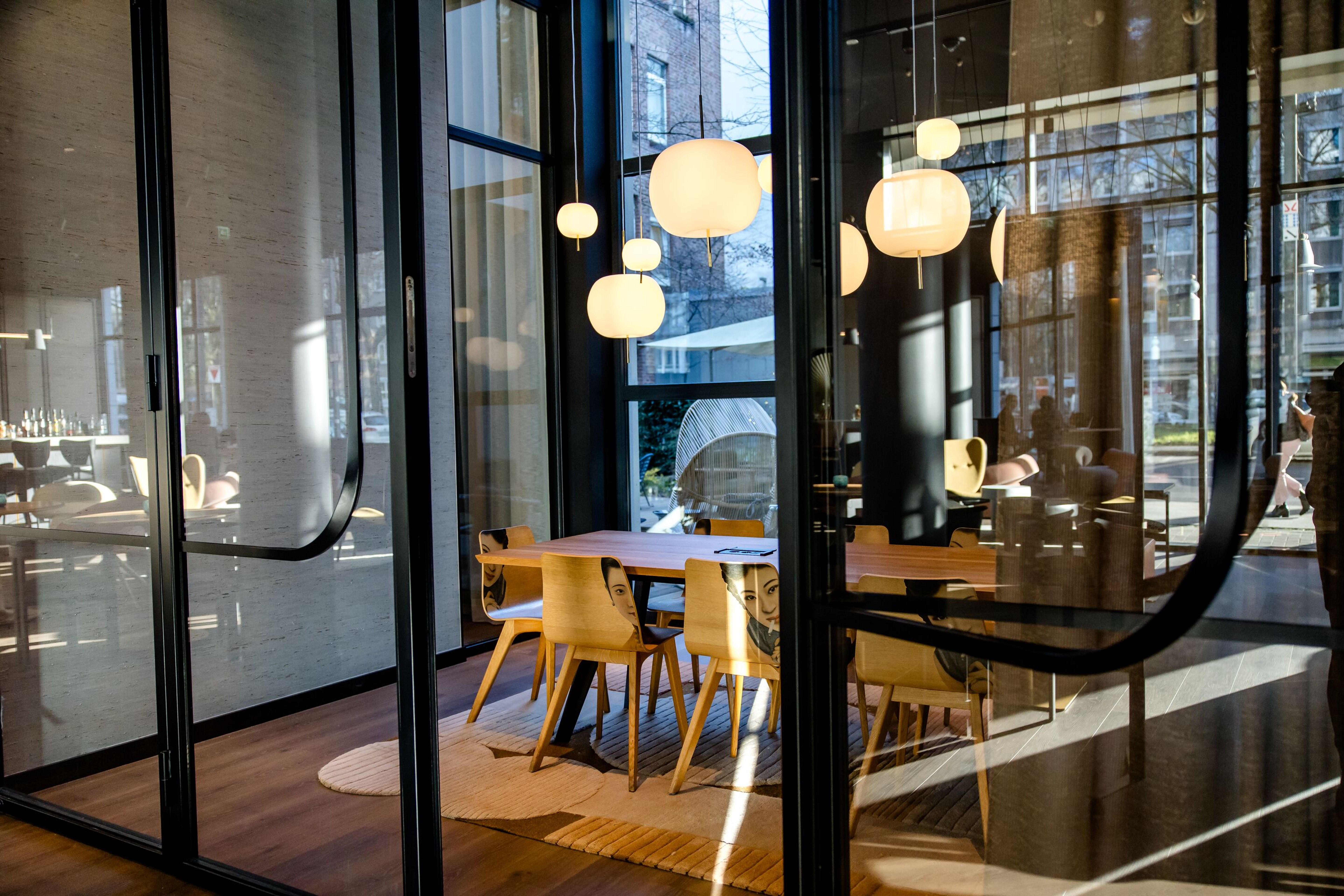 Designhotel Düsseldorf Hauptbahnhof Motel One Blick durch Glasfront in hellen Meetingraum Designhotel Düsseldorf Hauptbahnhof Motel One Blick durch Glasfront in hellen Meetingraum